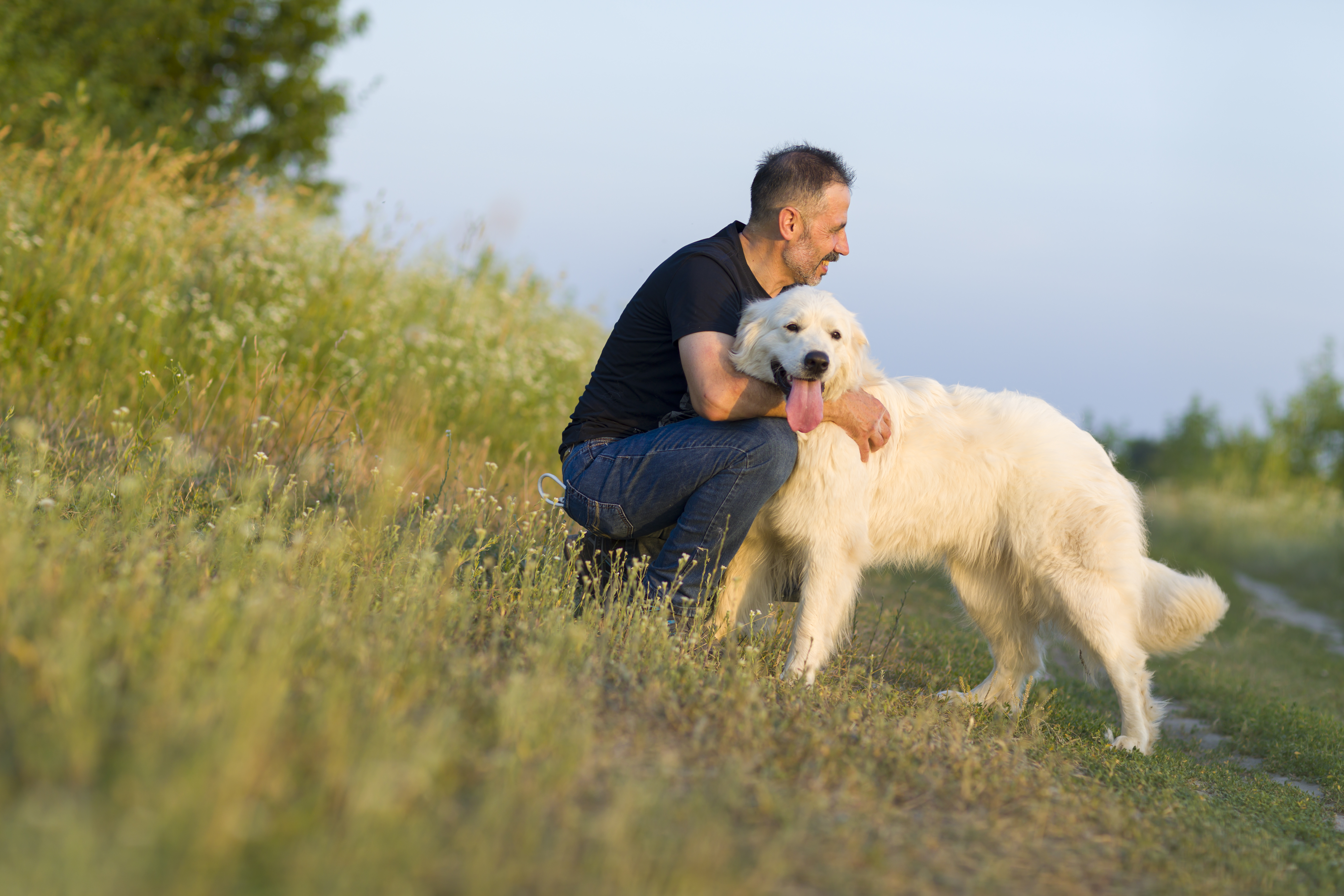 Un homme avec son chien | Source : Getty Images