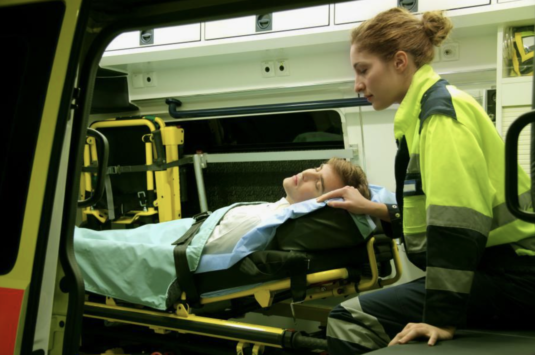 Homem inconsciente em carro de ambulância | Fonte: Shutterstock