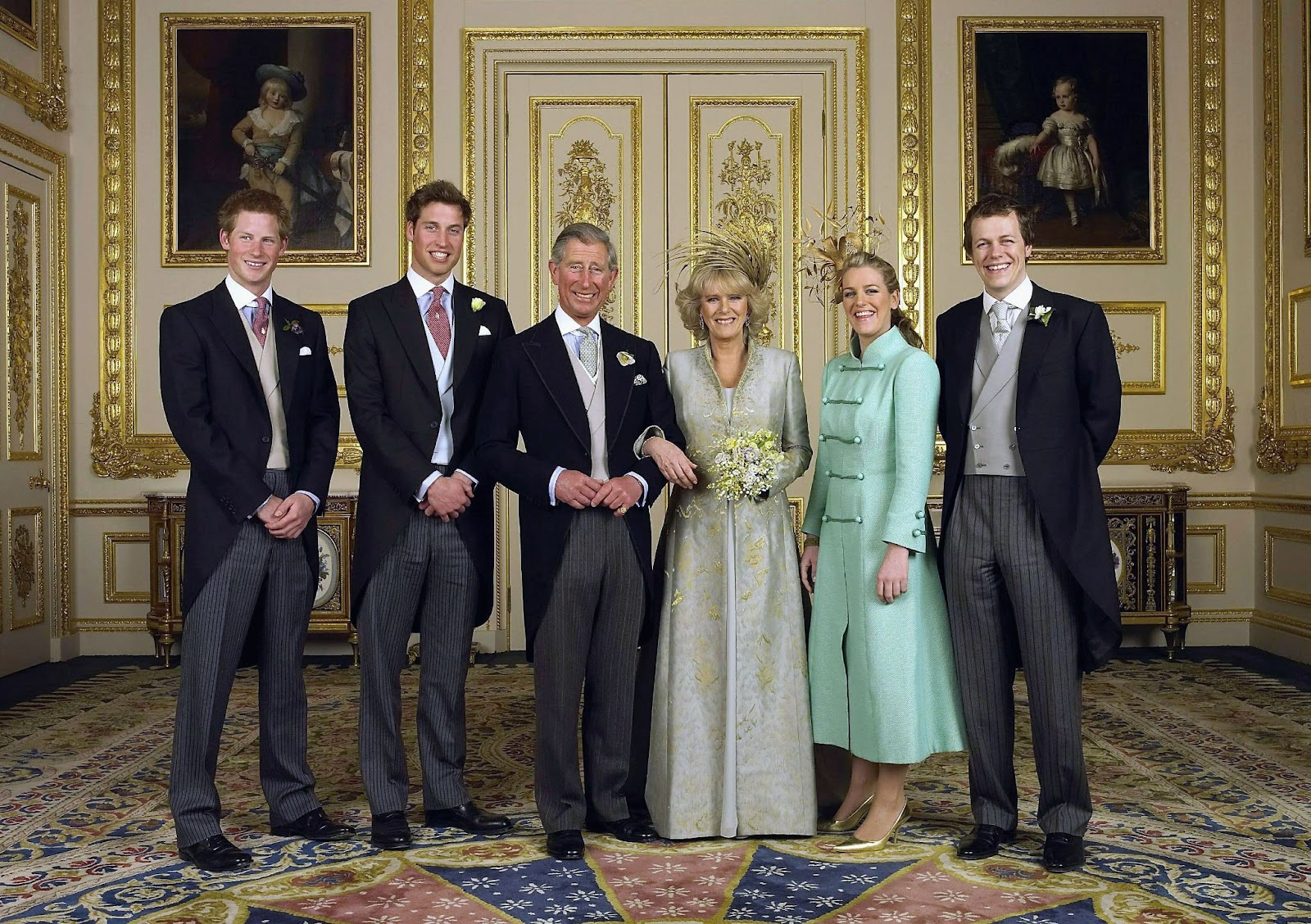 Le prince Harry, le prince William, le roi Charles, la reine Camilla, Laura Lopes et Tom Parker-Bowles posent pour un portrait officiel de mariage le 9 avril 2005 | Source : Getty Images