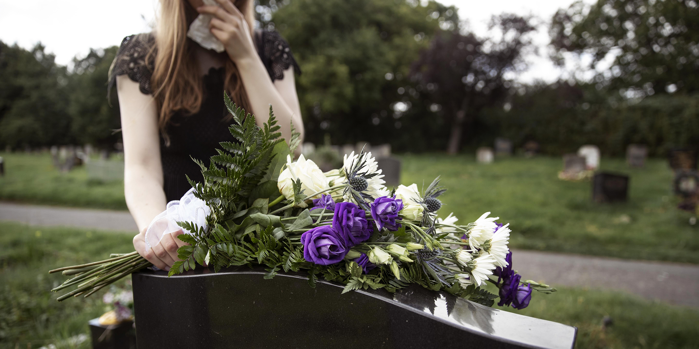 Une femme se rendant sur une tombe | Source : Freepik