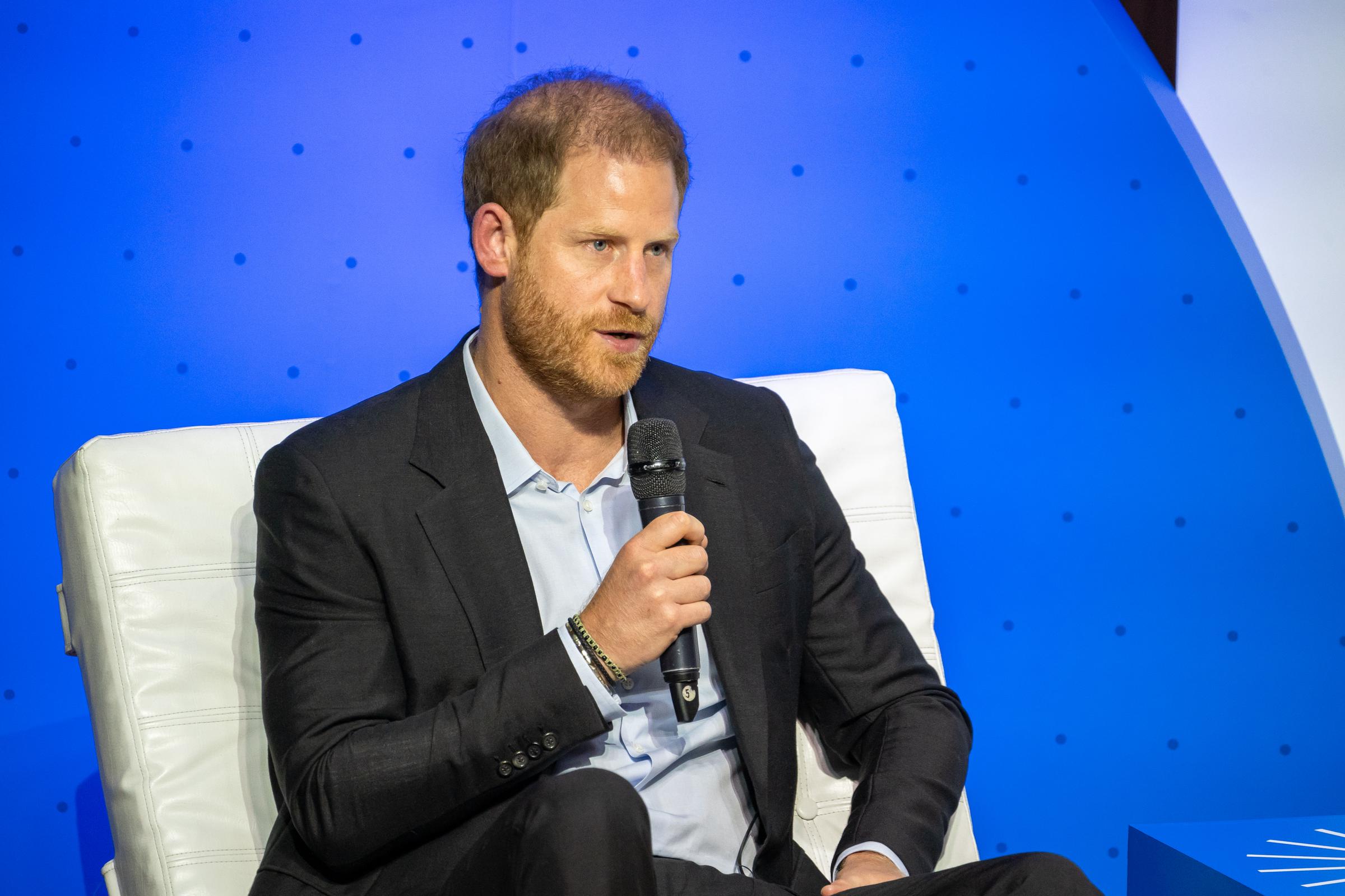 Le prince Harry s'exprime lors d'un forum sur la responsabilité numérique à l'université EAN de Bogota, en Colombie, le 15 août 2024 | Source : Getty Images