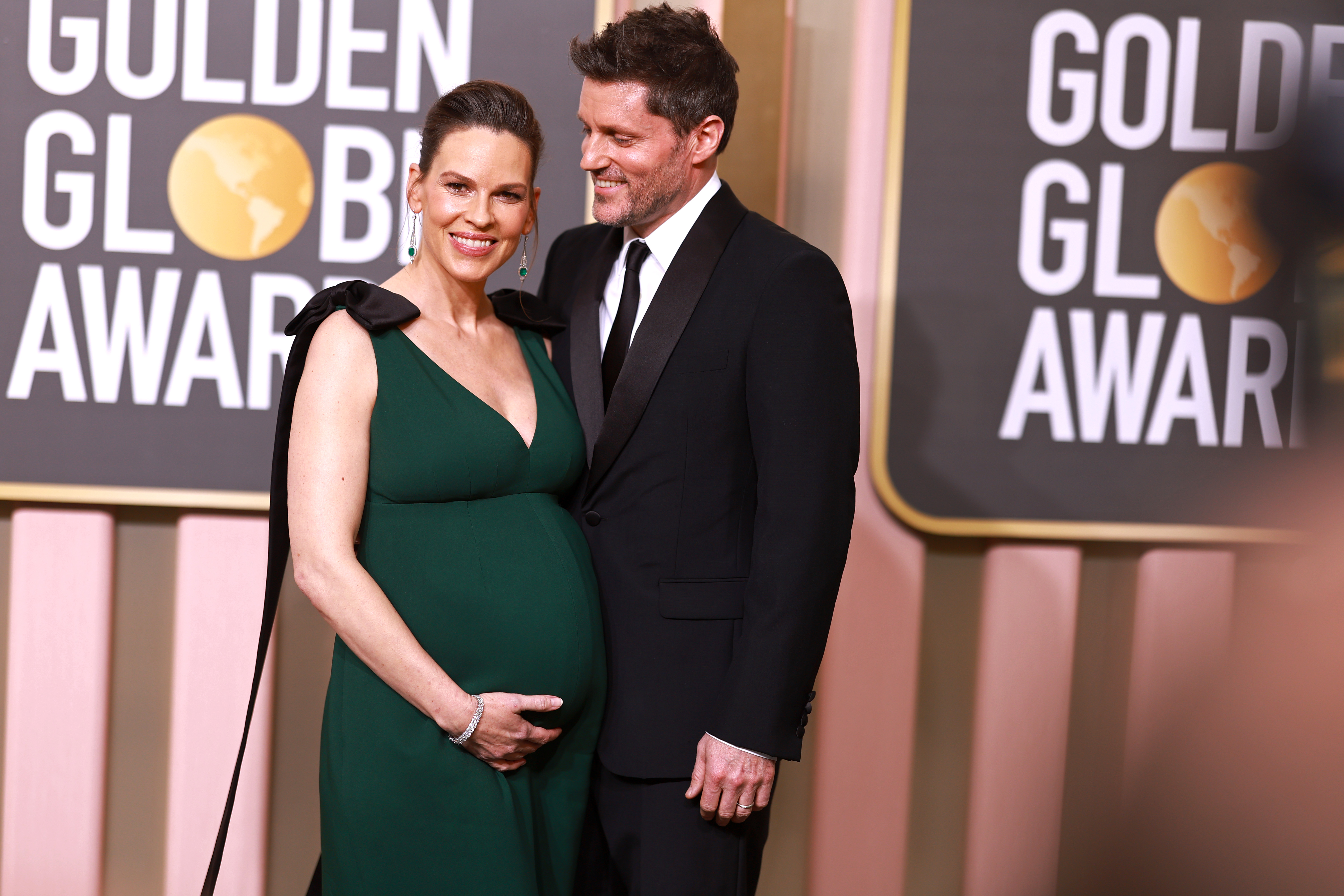Hilary Swank et Philip Schneider assistent aux Golden Globe Awards au Beverly Hilton le 10 janvier 2023. | Source : Getty Images