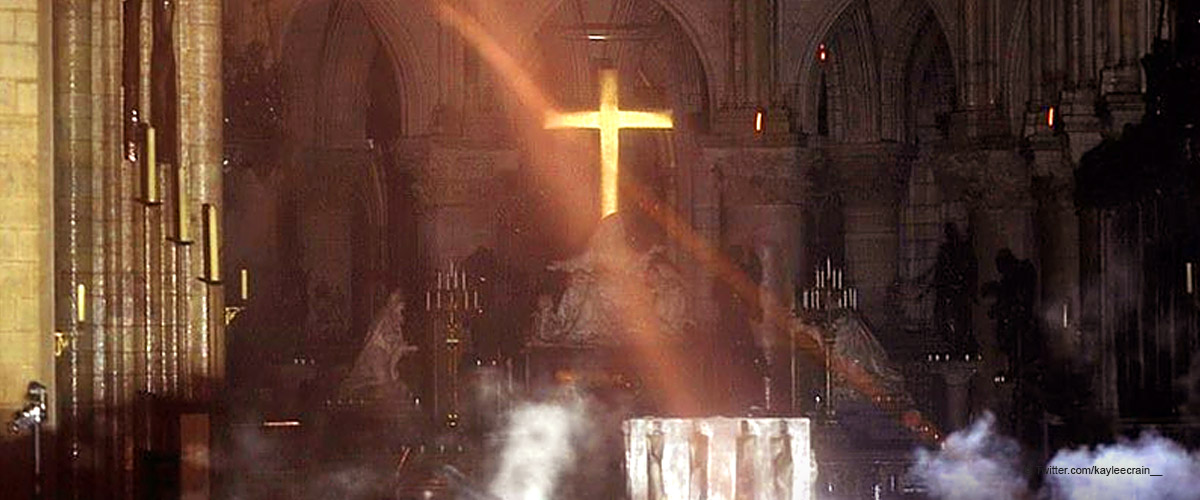 Une femme, dont les gens se moquaient, a prétendu que c'est Dieu qui a sauvé la croix dorée de Notre-Dame 