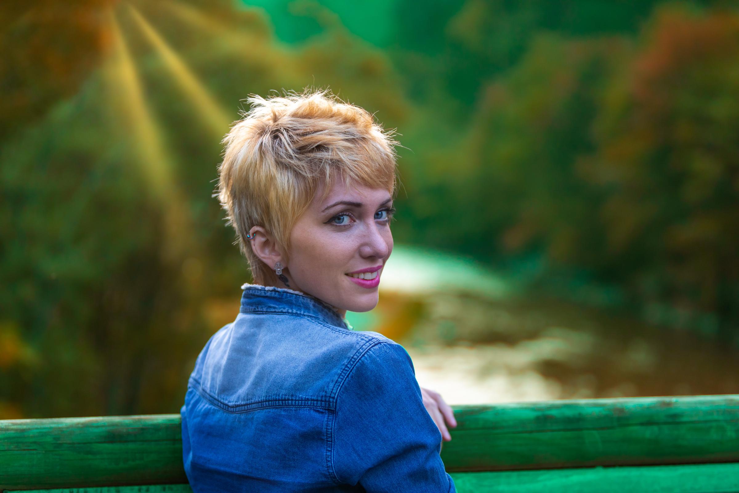 Une femme souriante | Source : Shutterstock