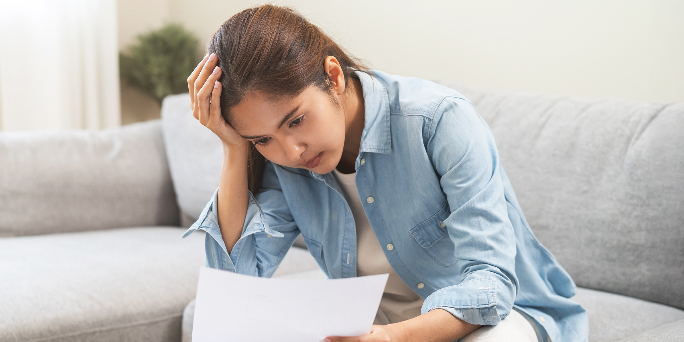 Une femme regarde un document | Source : Shutterstock