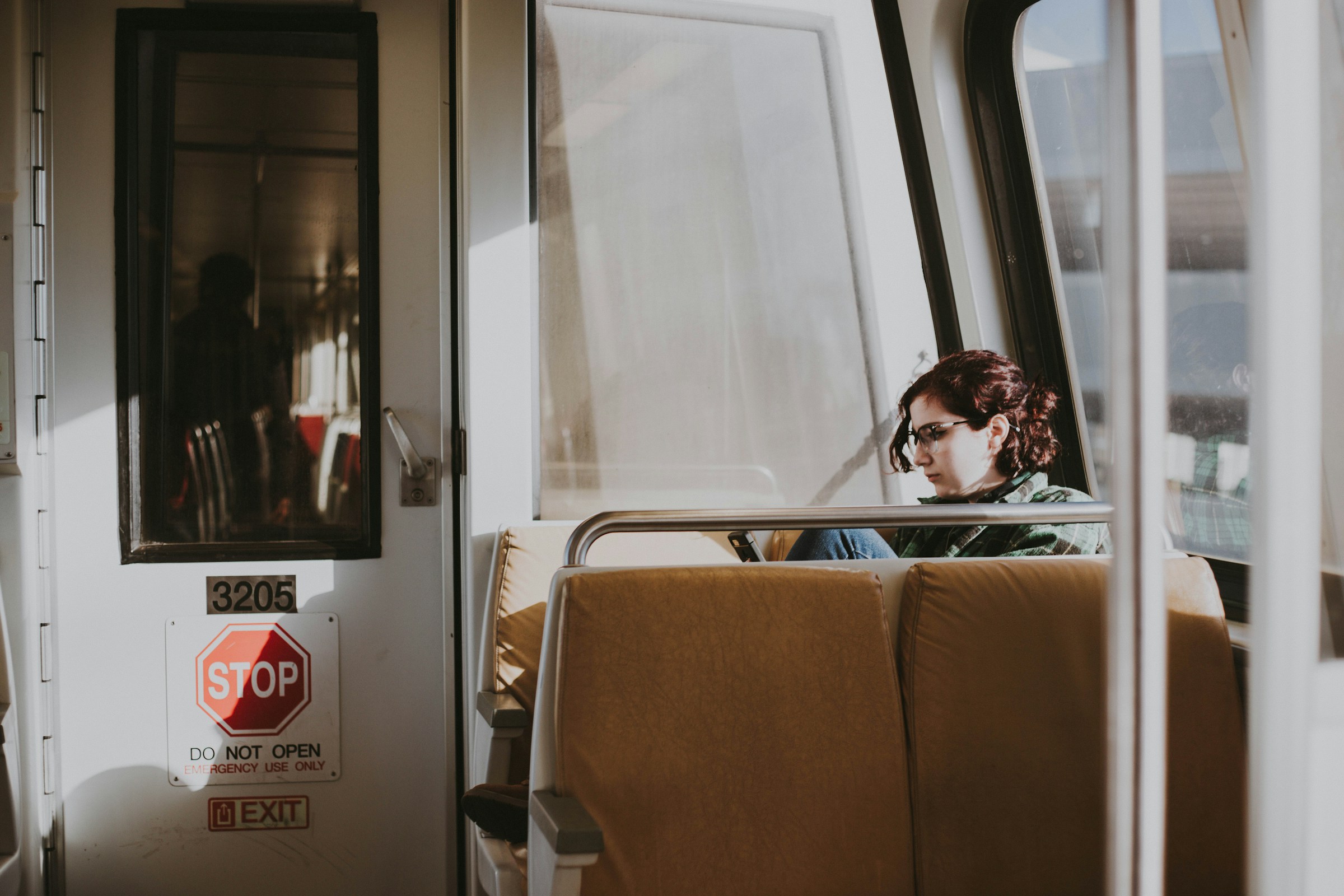 Une femme assise dans un train | Source : Unsplash
