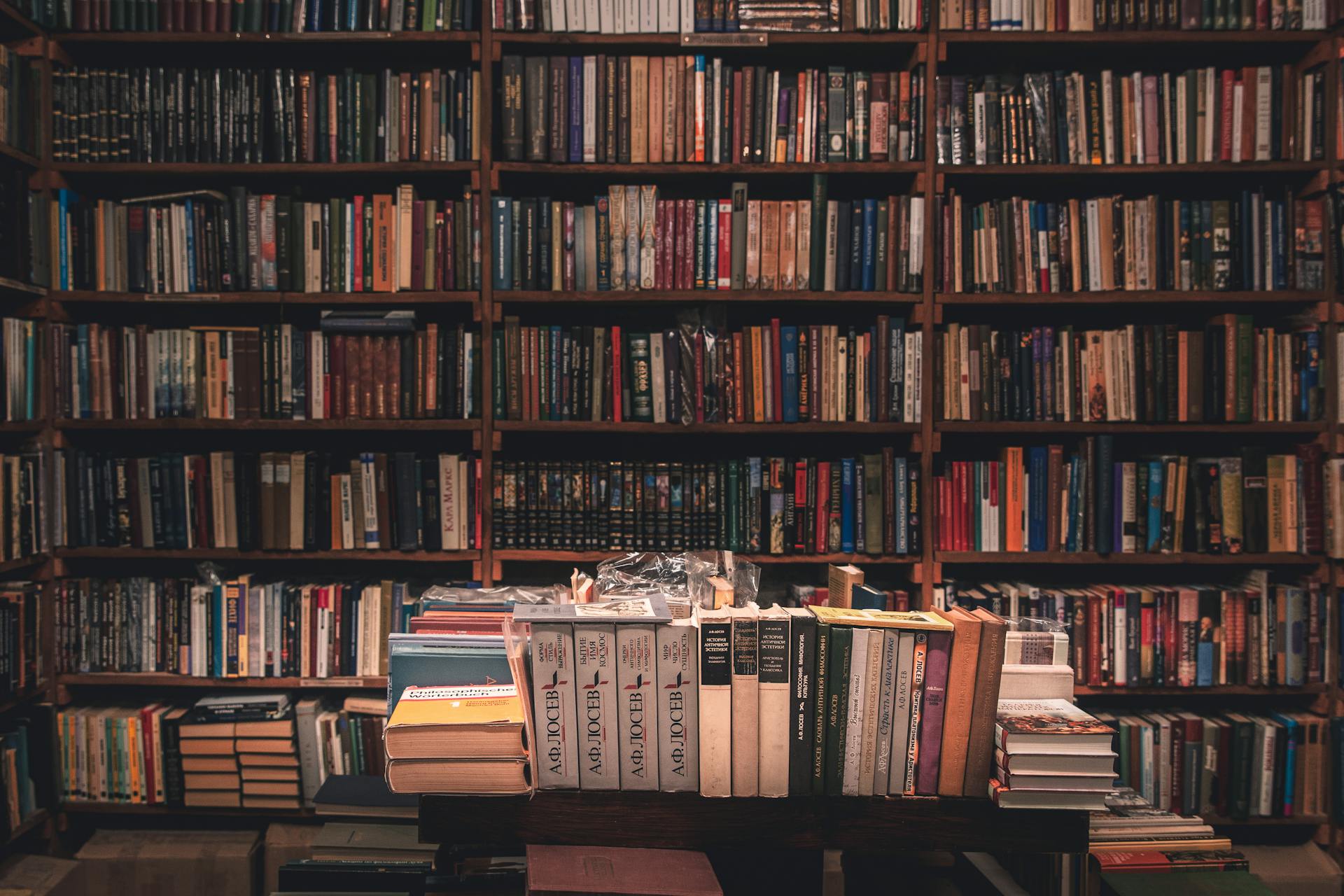 Étagères dans une bibliothèque | Source : Pexels