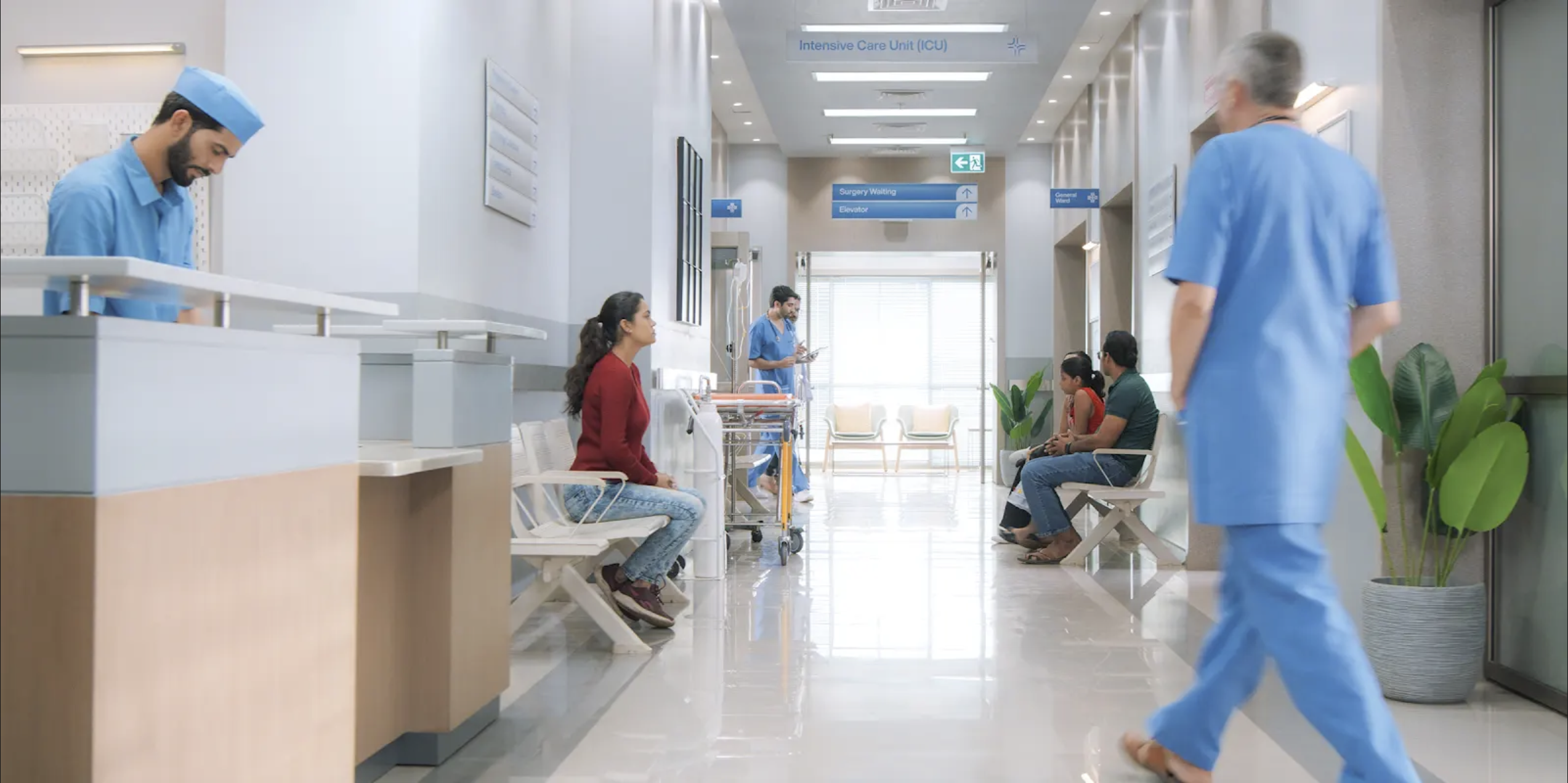 Une femme assise dans un hôpital | Source : Shutterstock