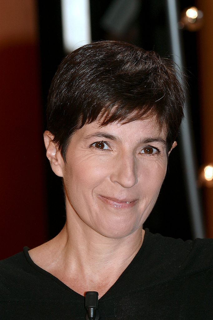 Aurelie Filippetti confers an Honorary of Officier de lOrdre des Arts et des Lettres to Christine Angot at Ministere de la Culture on June 19, 2013 in Paris, France. | Photo : Getty Images