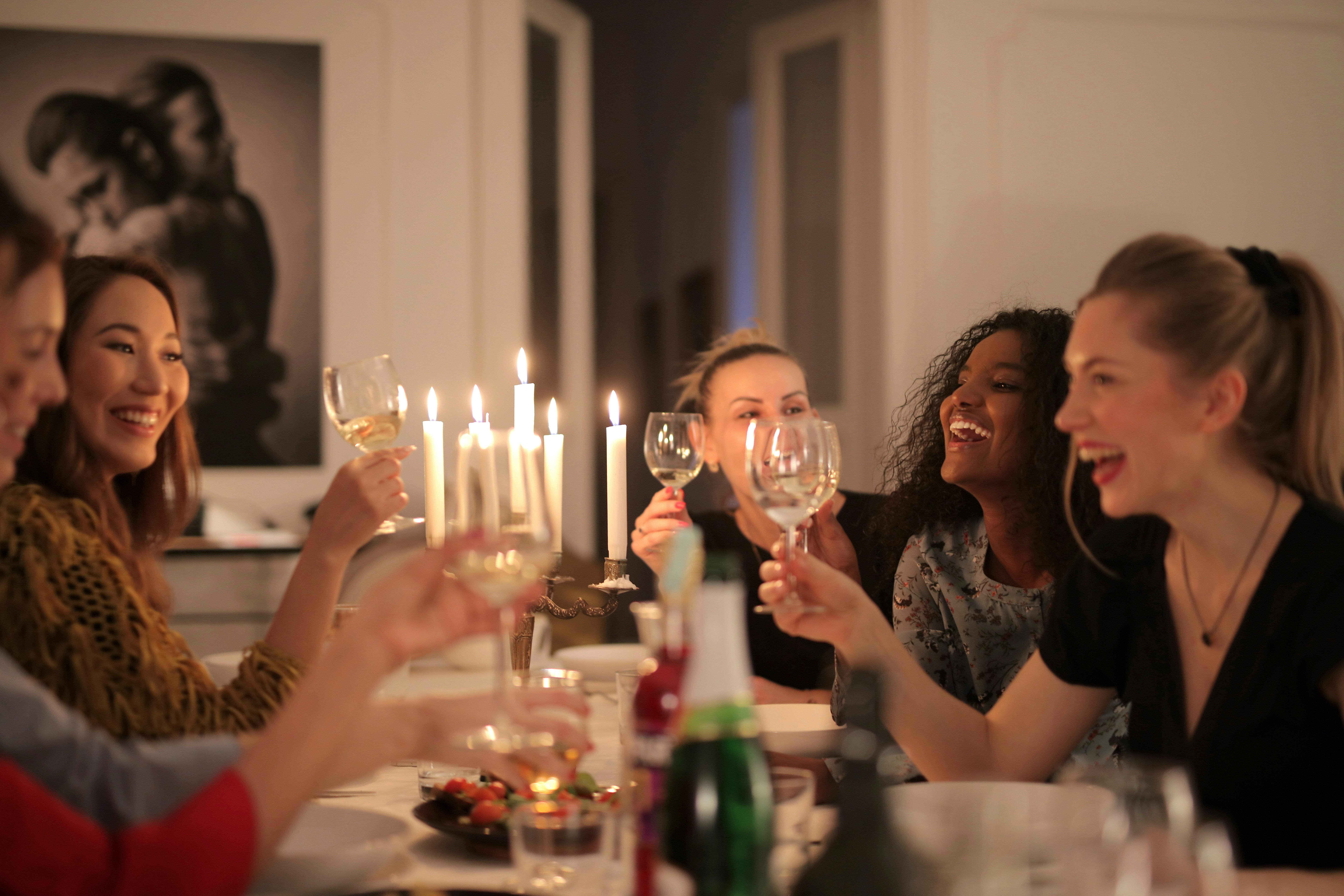 Un groupe de femmes qui rient en portant un toast | Source : Pexels
