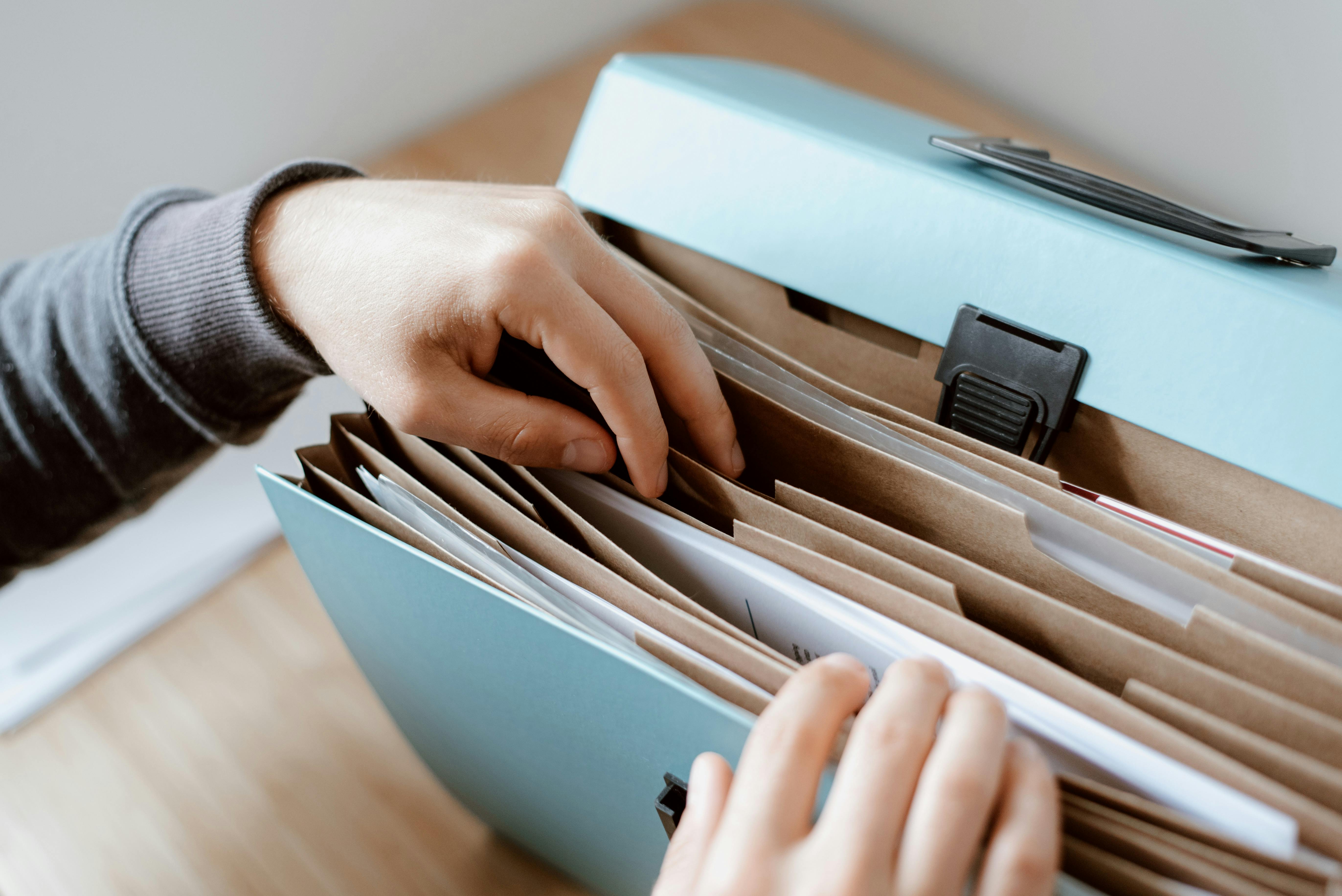 Classeurs contenant des documents officiels | Source : Pexels