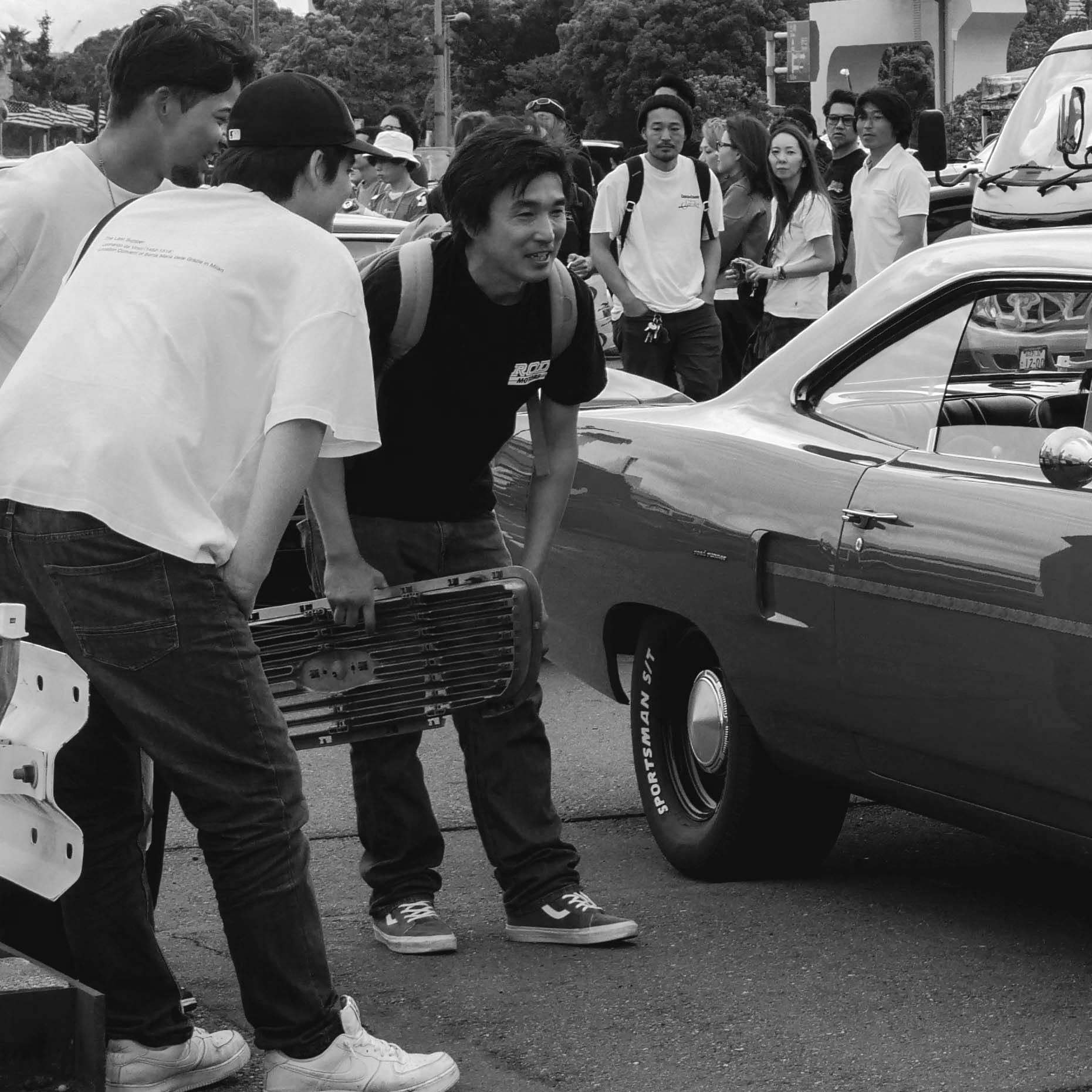 Un groupe admirant une voiture classique | Source : Pexels