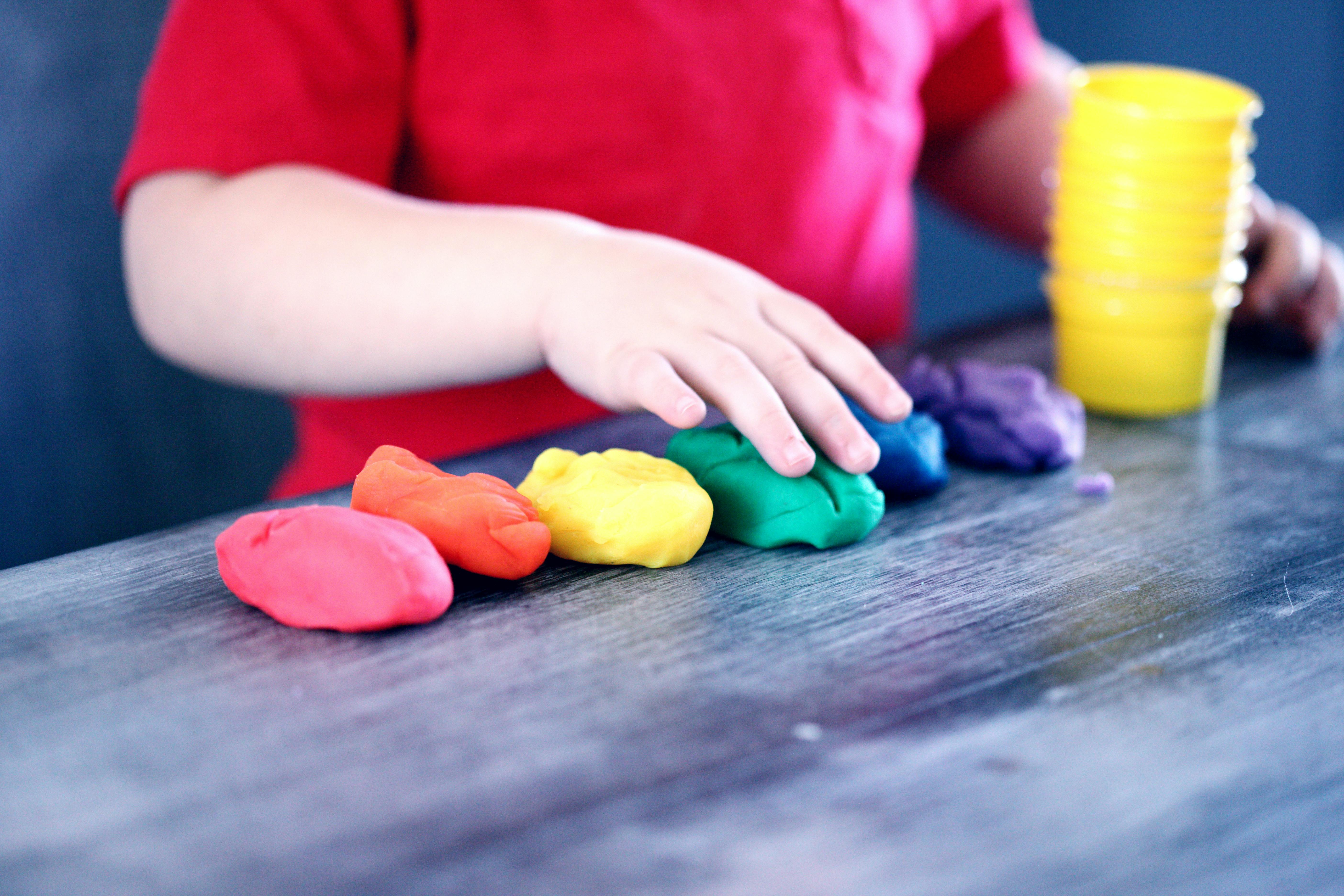 Un enfant qui joue avec de l'argile | Source : Pexels