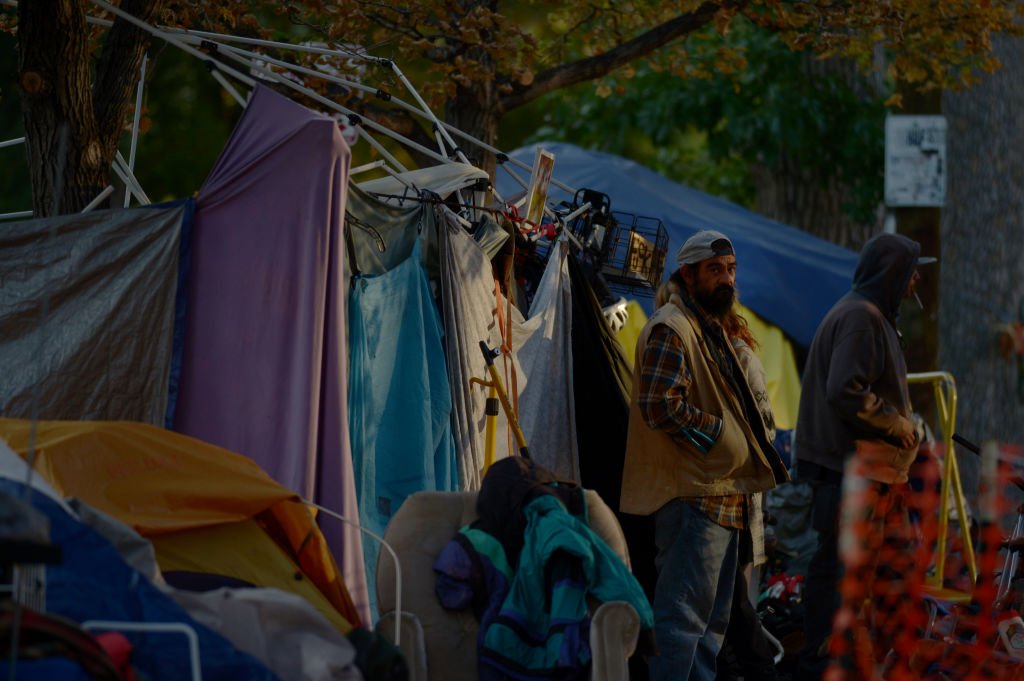 Des gens dans un site de sans domicile fixe | Photo : Getty Images