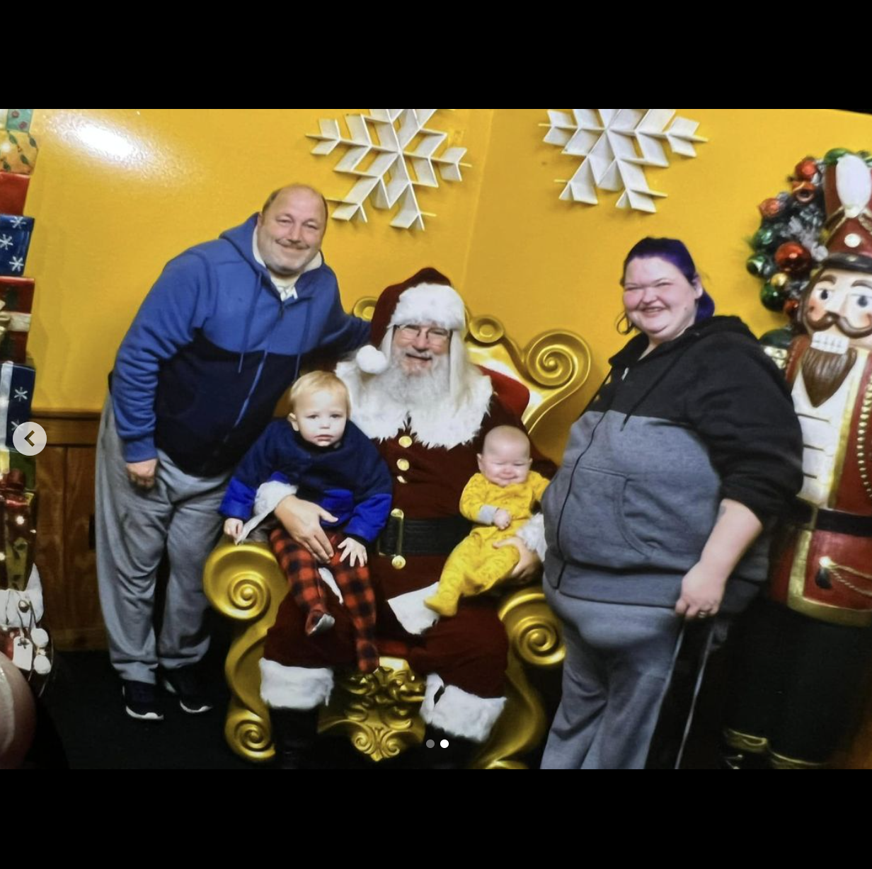 Michael Halterman, Amy Slaton et leurs deux fils, Gage Deon et Glenn Allen photographiés avec le Père Noël, en date du 26 décembre 2022 | Source : Instagram/amyslaton_halterman