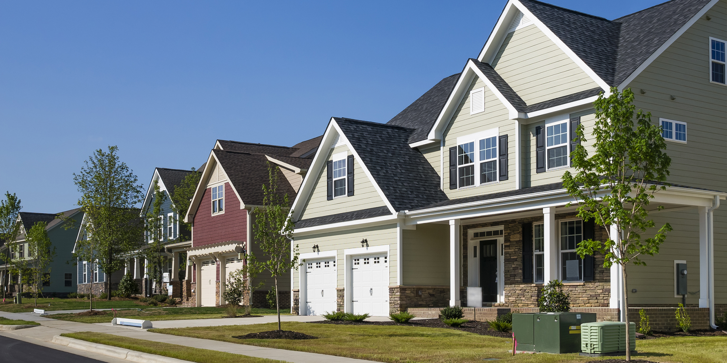 Un couple de maisons dans un beau quartier | Source : Shutterstock