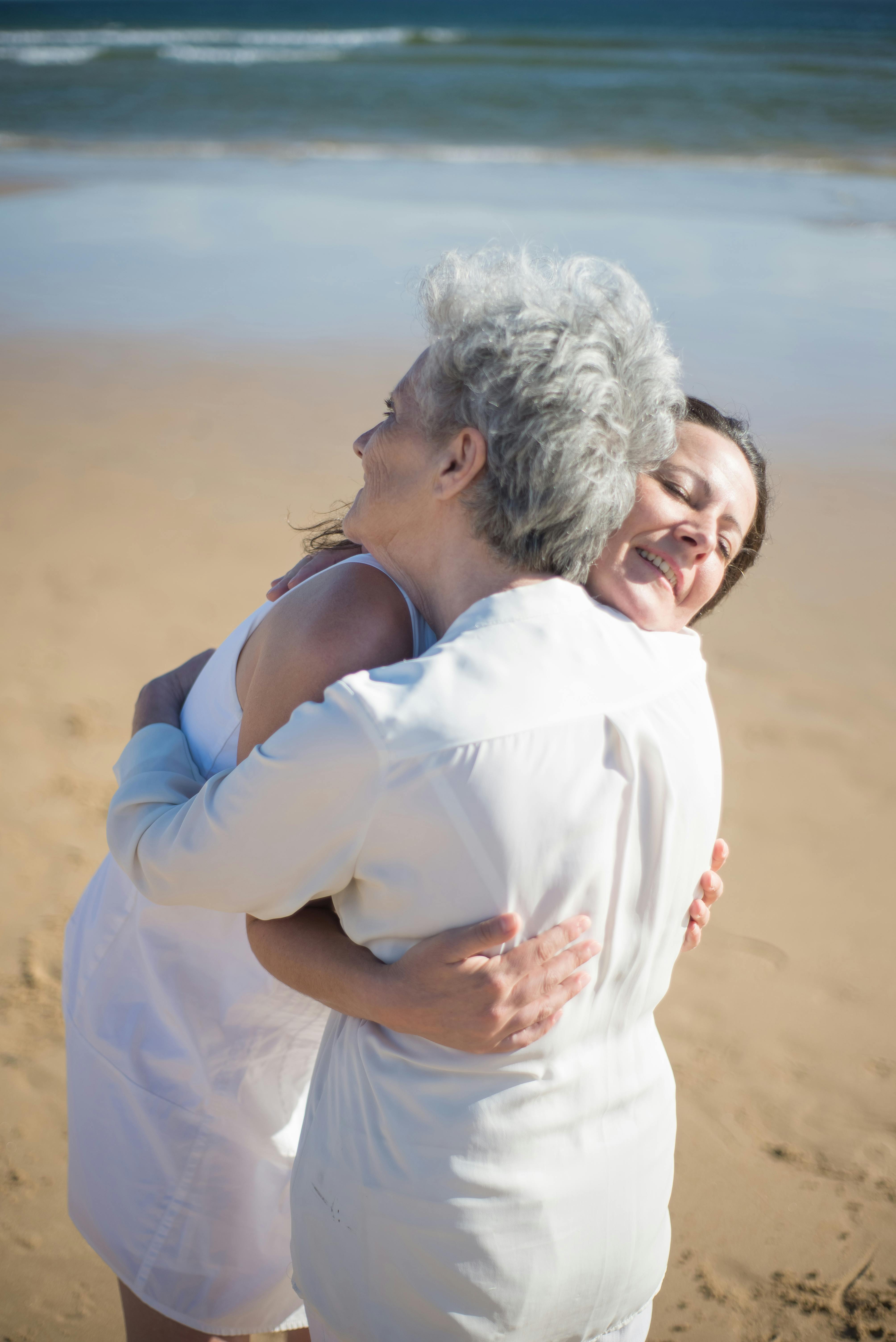 Une femme plus âgée qui serre une plus jeune dans ses bras | Source : Pexels