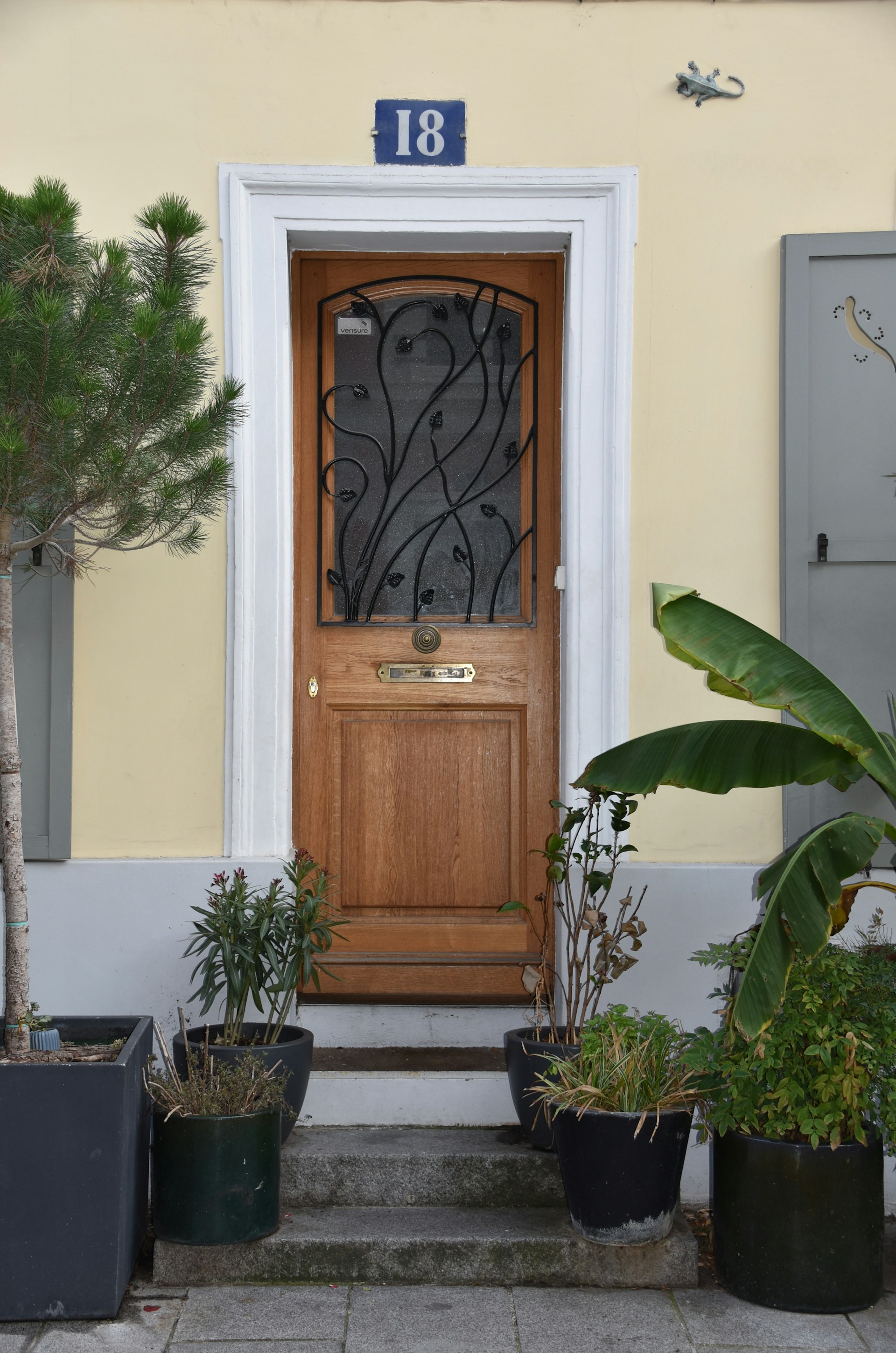 Porte d'entrée d'une maison | Source : Unsplash