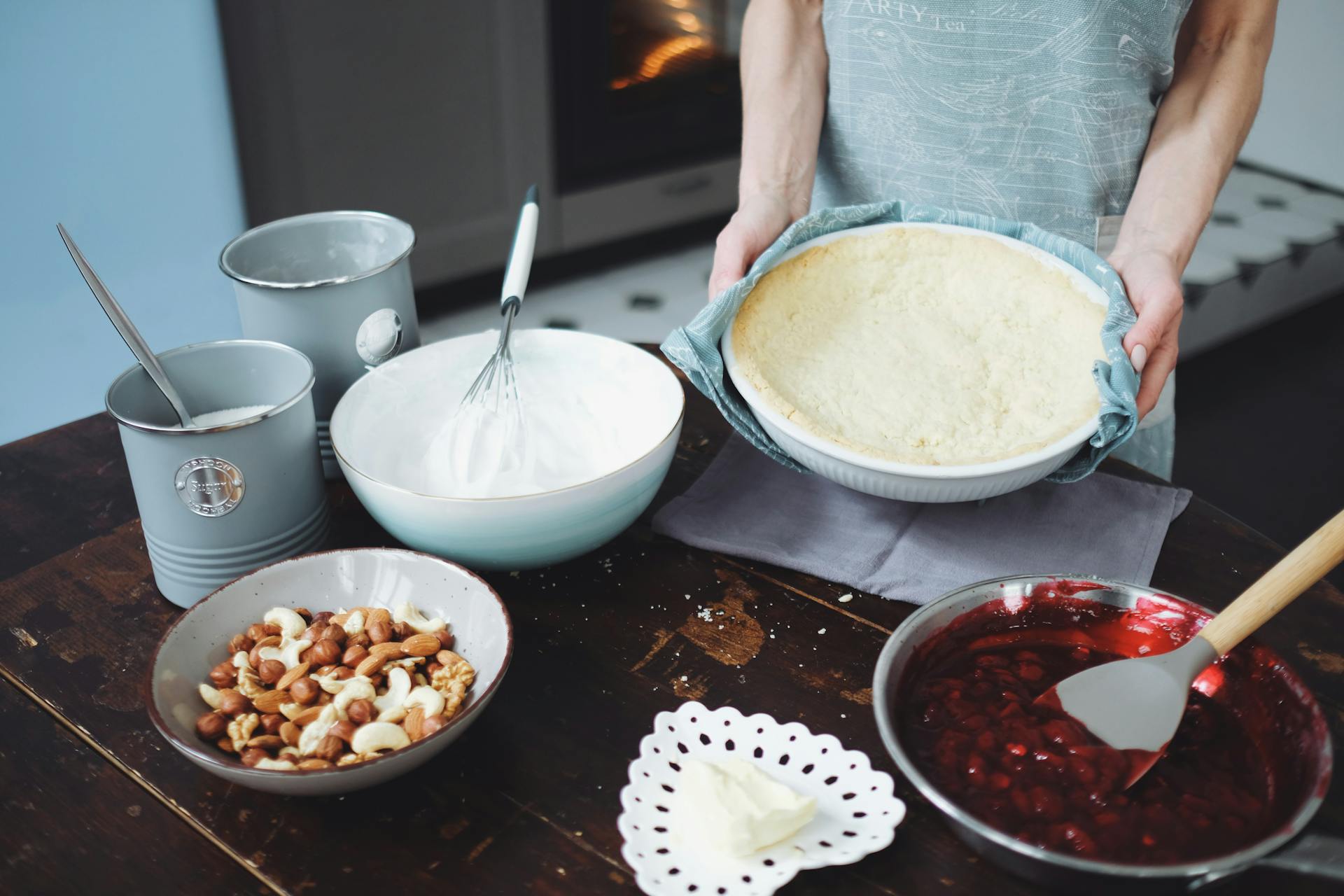 Une femme préparant une tarte dans la cuisine | Source : Pexels