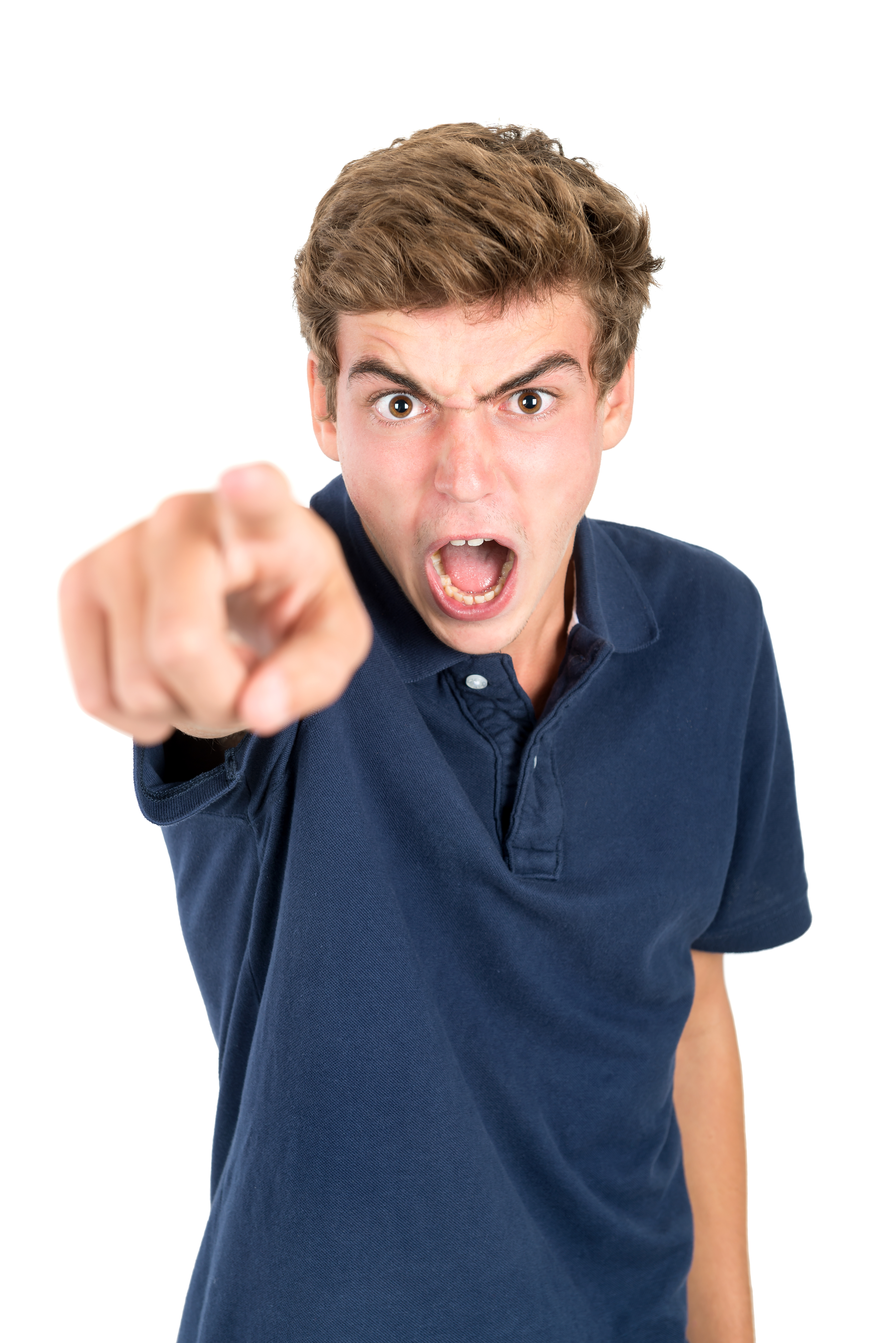 Un jeune homme en colère qui pointe du doigt et crie | Source : Shutterstock