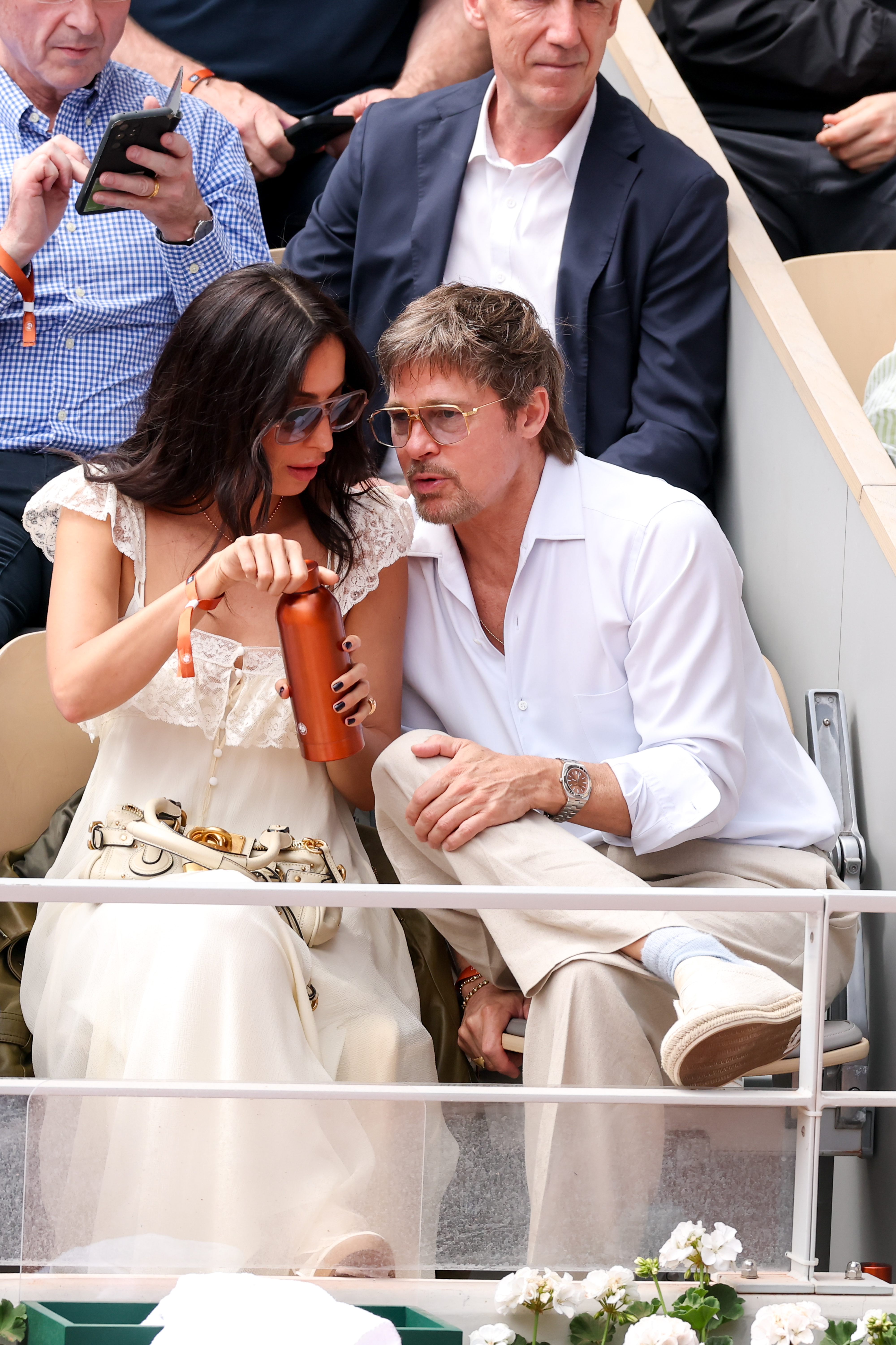 Brad Pitt et Inès de Ramon sont assis côte à côte lors d'une sortie en juin 2026 ; ils ont l'air détendus alors qu'ils regardent le match depuis les tribunes. | Source : Getty Images