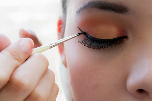 Le maquillage des yeux. | Photo : Getty Images