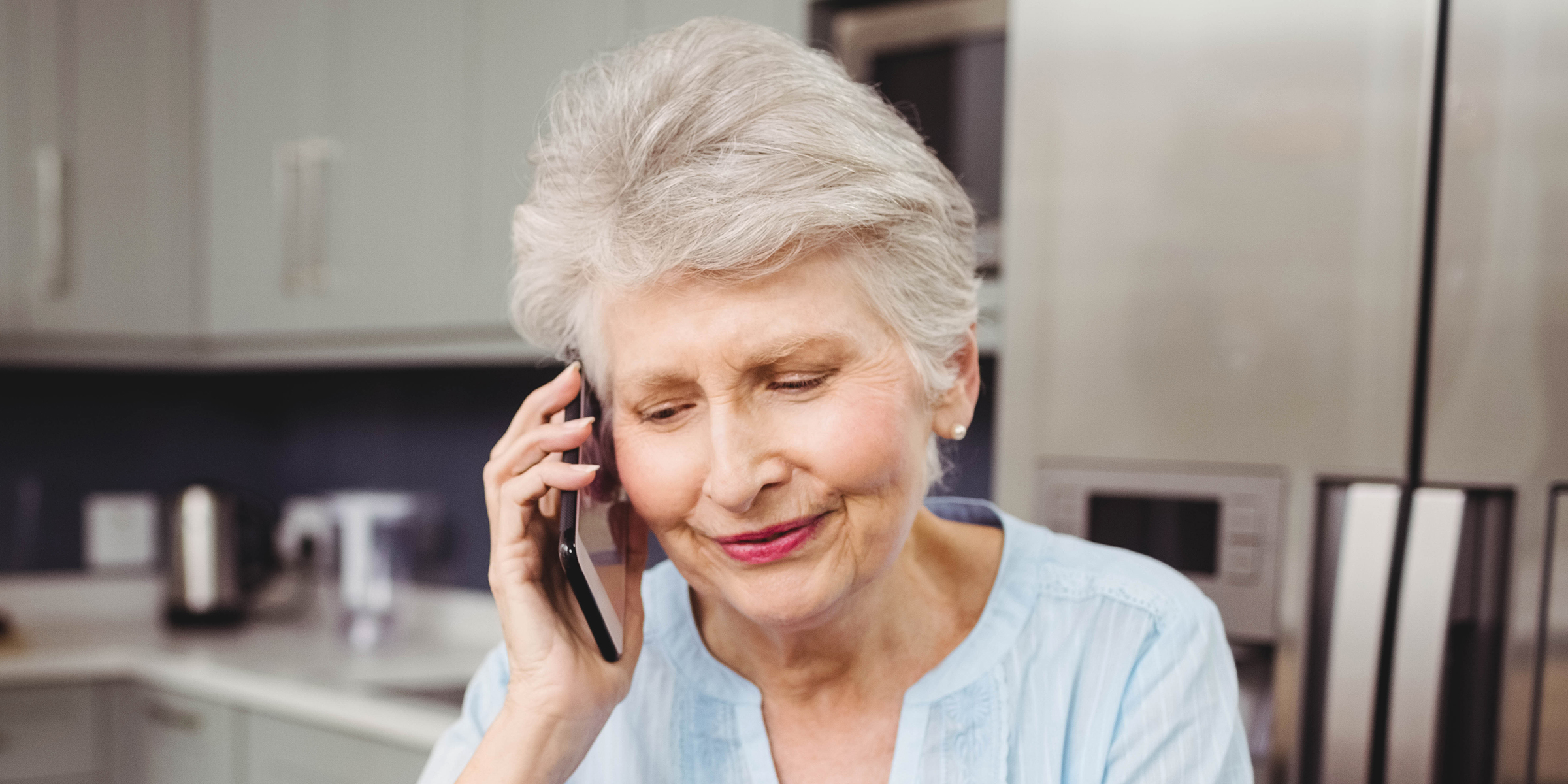 Une femme âgée qui parle au téléphone | Source : Shutterstock