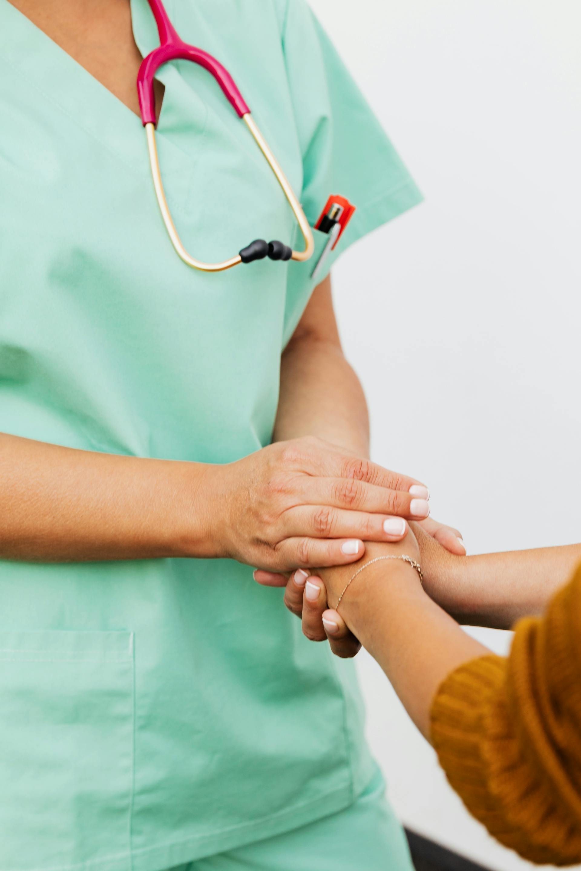 Une infirmière réconforte un patient | Source : Pexels