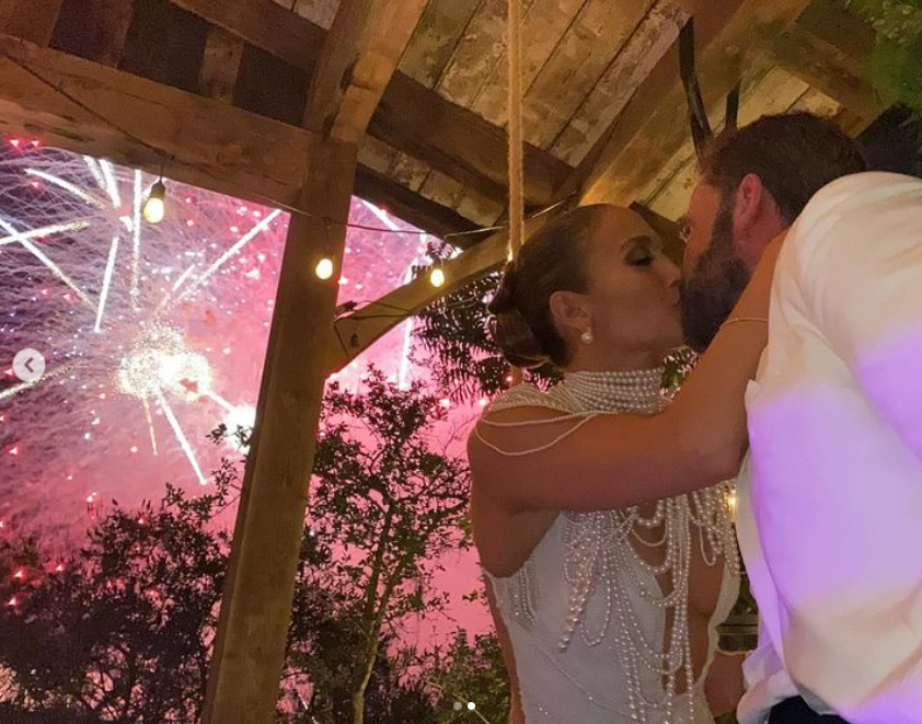 Jennifer Lopez et Ben Affleck partagent un baiser le jour de leur mariage, posté en août 2023 | Source : Instagram/jlo