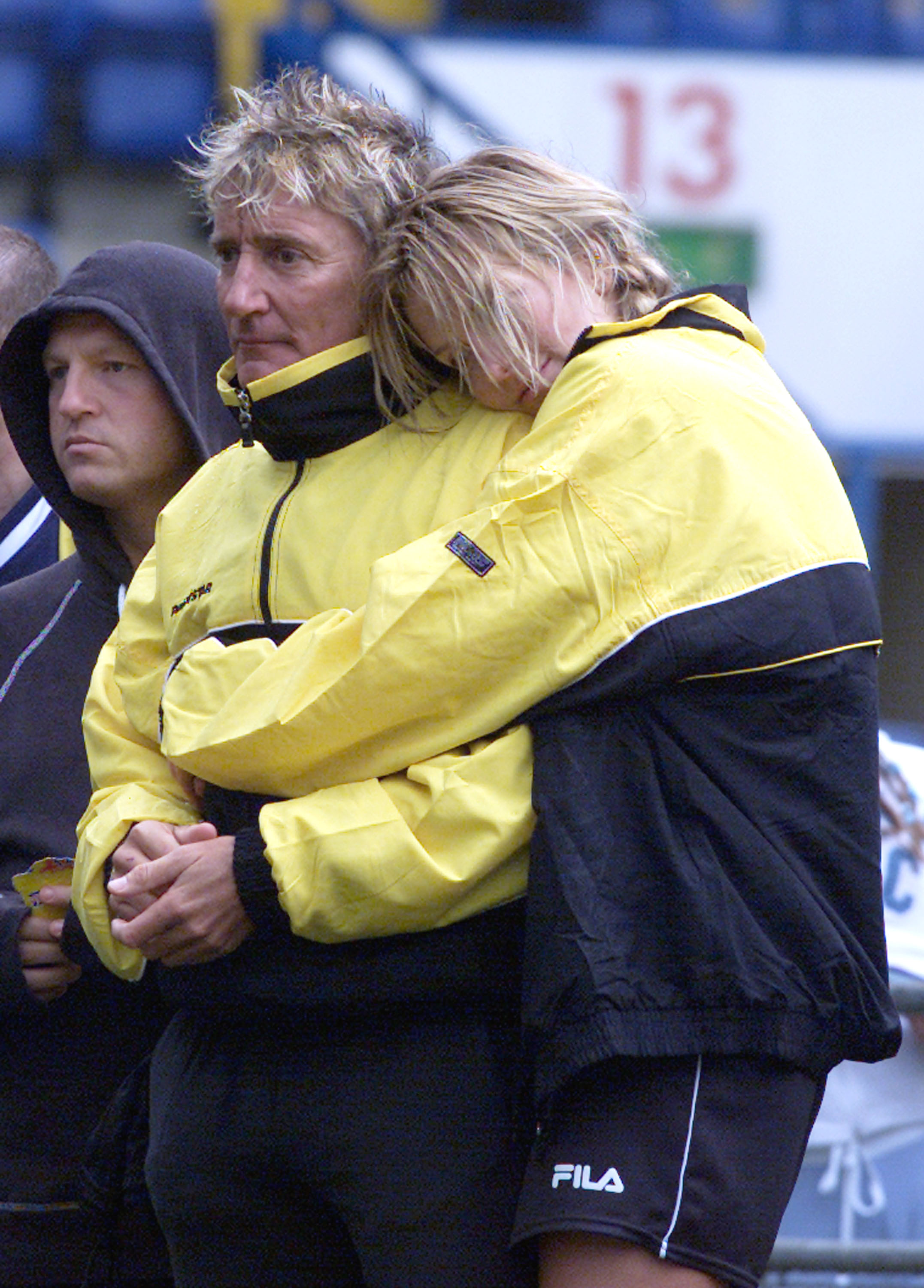 Sir Rod Stewart et Penny Lancaster lors de l'événement Music Industry Soccer Six games, le 26 mai 2002, à Londres, en Angleterre. | Source : Getty Images
