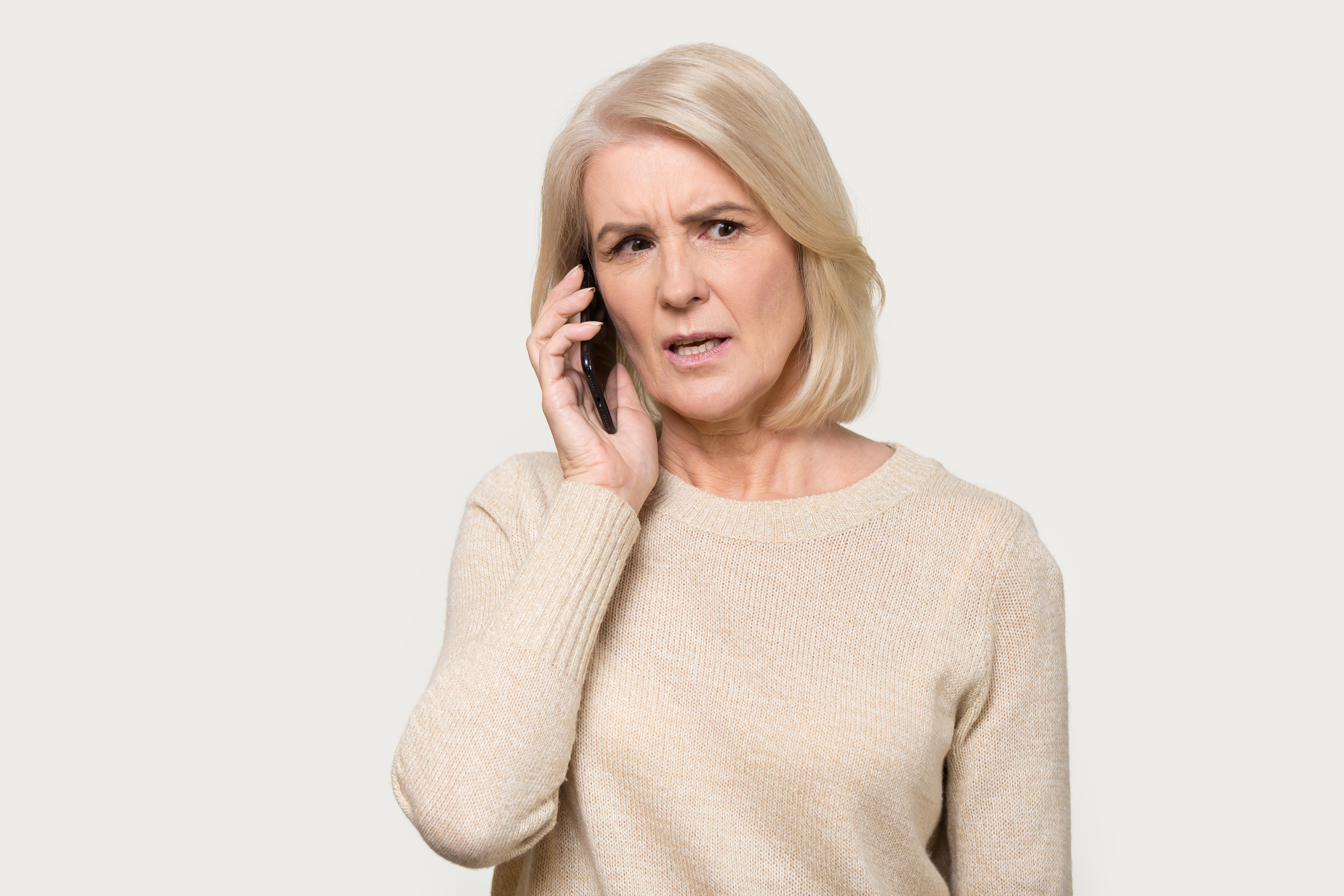 Une femme à l'air inquiète alors qu'elle est au téléphone | Source : Shutterstock