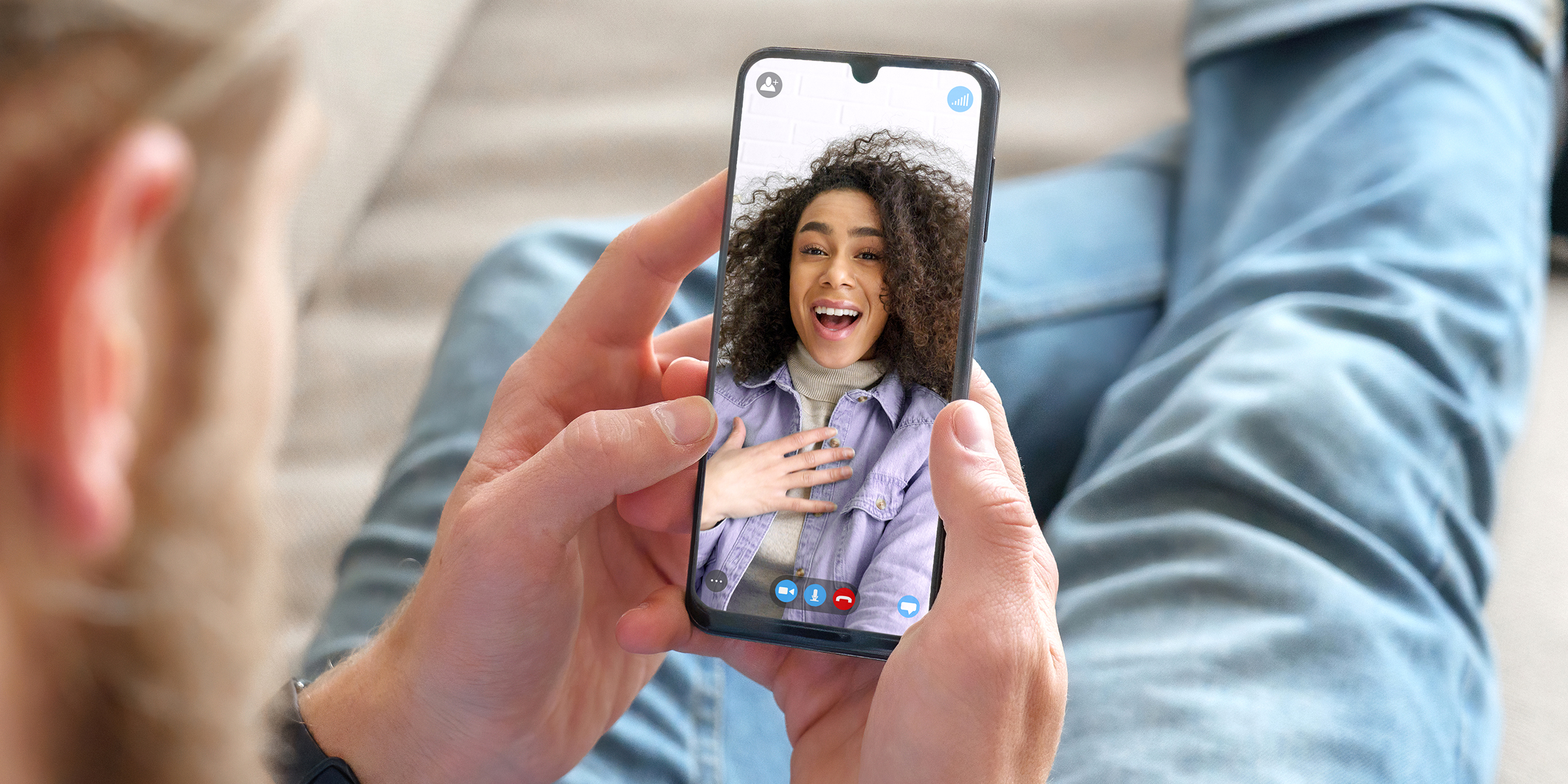 Un homme et une jeune fille en appel vidéo | Source : Shutterstock