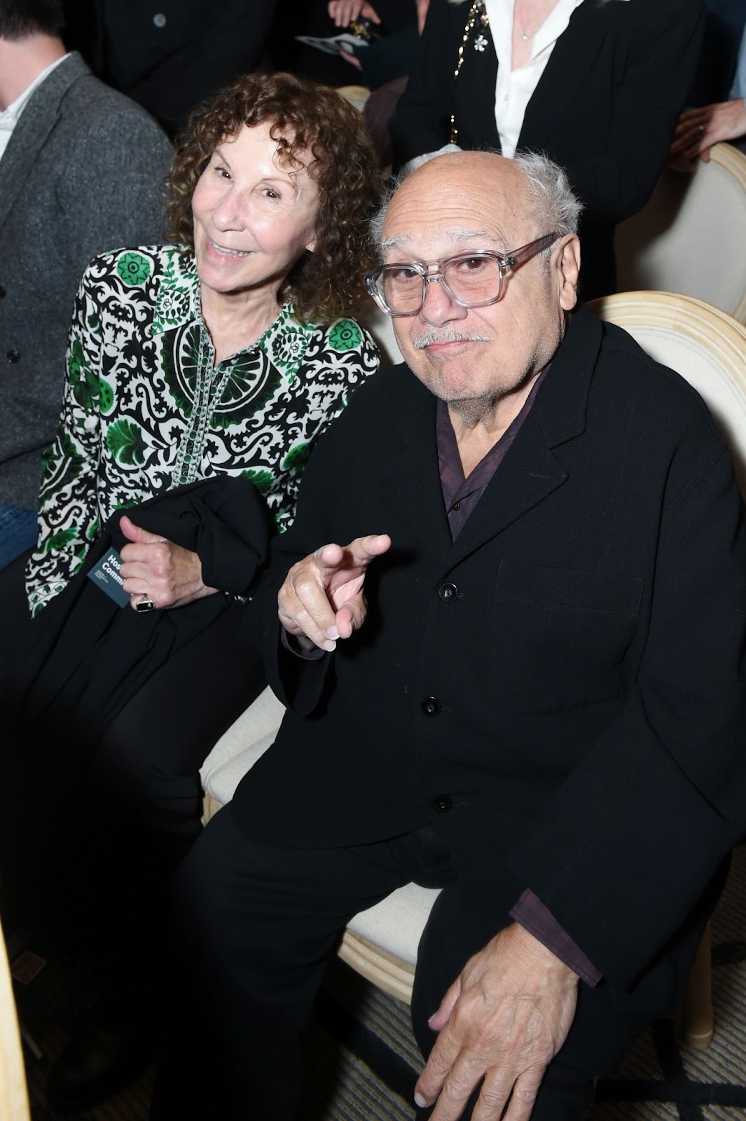 Rhea Perlman et Danny DeVito lors de la 6e soirée de bienfaisance annuelle de Los Angeles, le 12 mars 2024, à Beverly Hills, en Californie. | Source : Getty Images