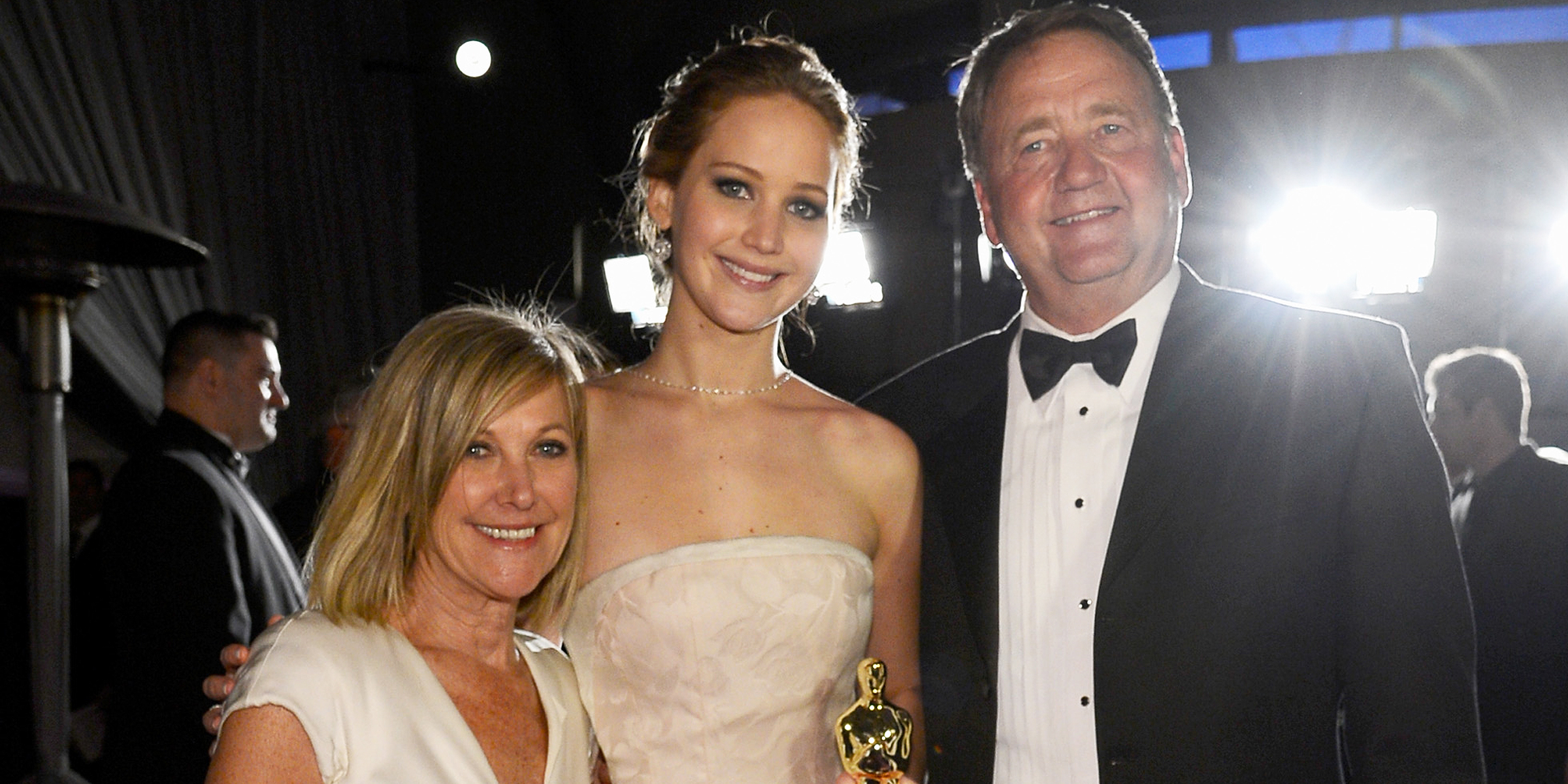 Jennifer Lawrence avec ses parents. | Source : Getty Images