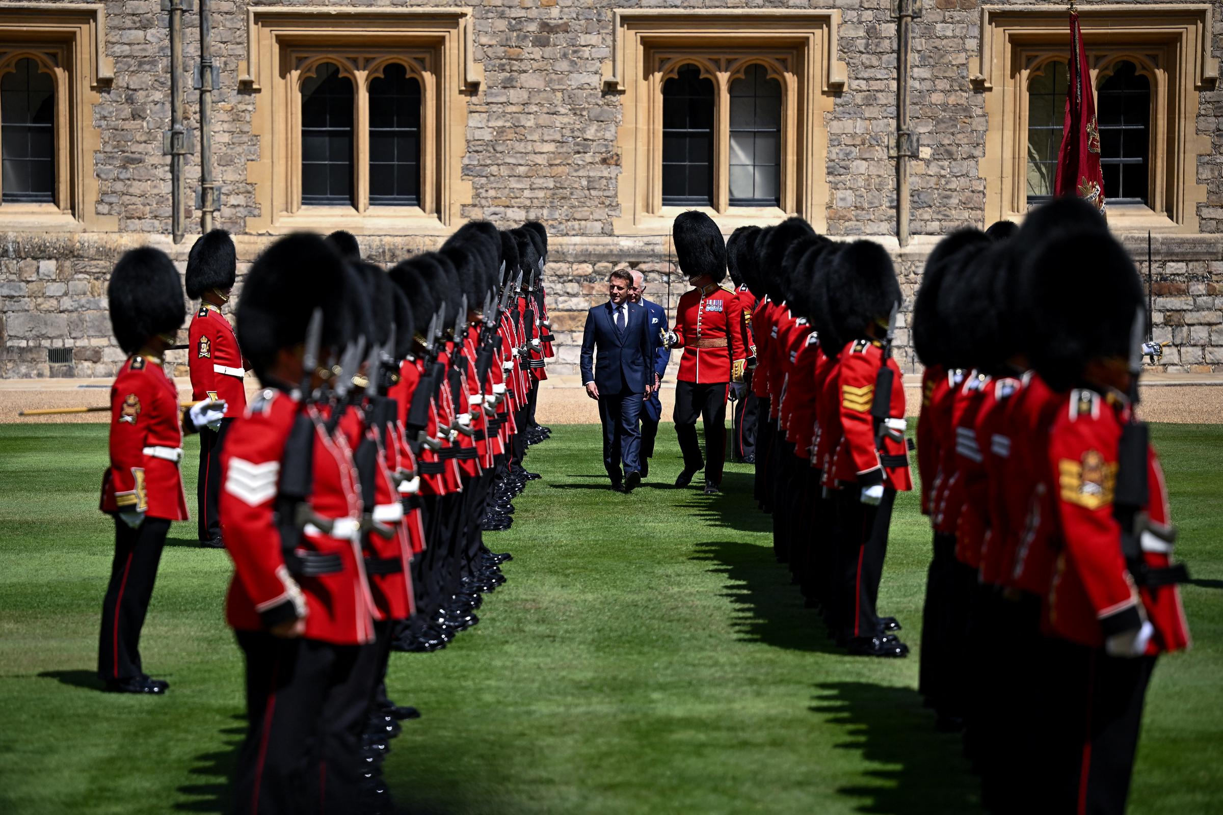 Emmanuel Macron et le roi Charles III passant devant la garde d'honneur au château de Windsor, le 8 juillet 2025, à Windsor, en Angleterre. | Source : Getty Images