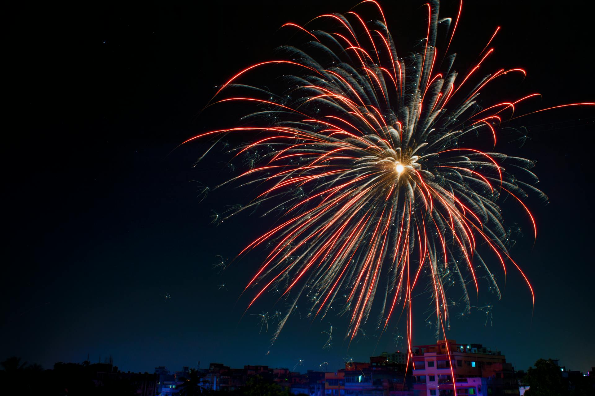 Feu d'artifice sur un quartier de banlieue | Source : Pexels