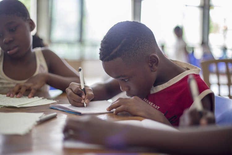 Un élève concentré sur son devoir. | Photo : Unsplash