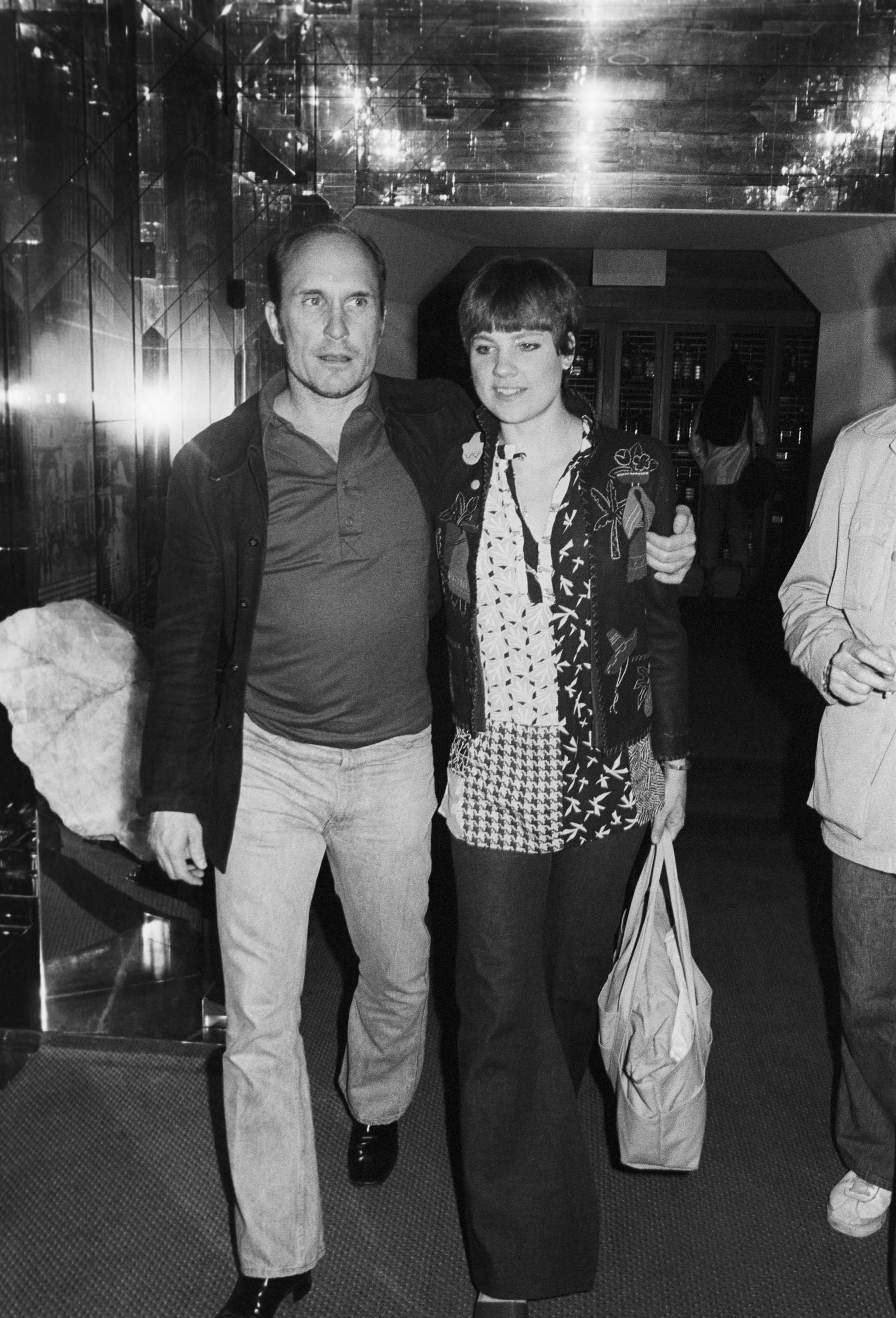 Robert Duvall aperçu à New York en compagnie d'une jeune femme vers 1970. | Source : Getty Images