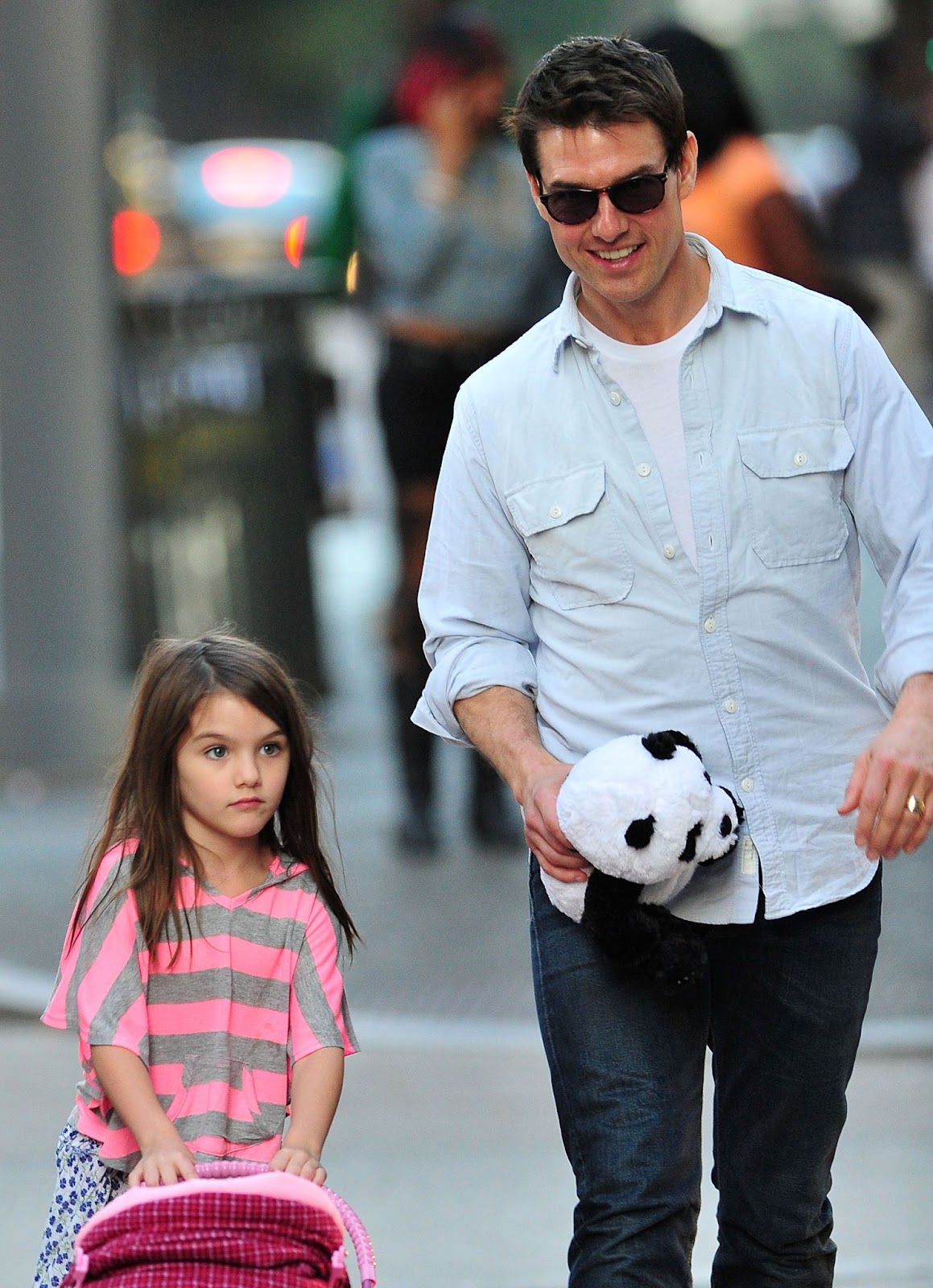 Le 8 octobre 2011, Tom Cruise et sa fille ont été vus en train de se promener dans les rues de Pittsburgh, en Pennsylvanie. Des moments comme celui-ci étaient rares pour le couple père-fille, dont la relation allait bientôt être affectée par les croyances religieuses de l'acteur. | Source : Getty Images