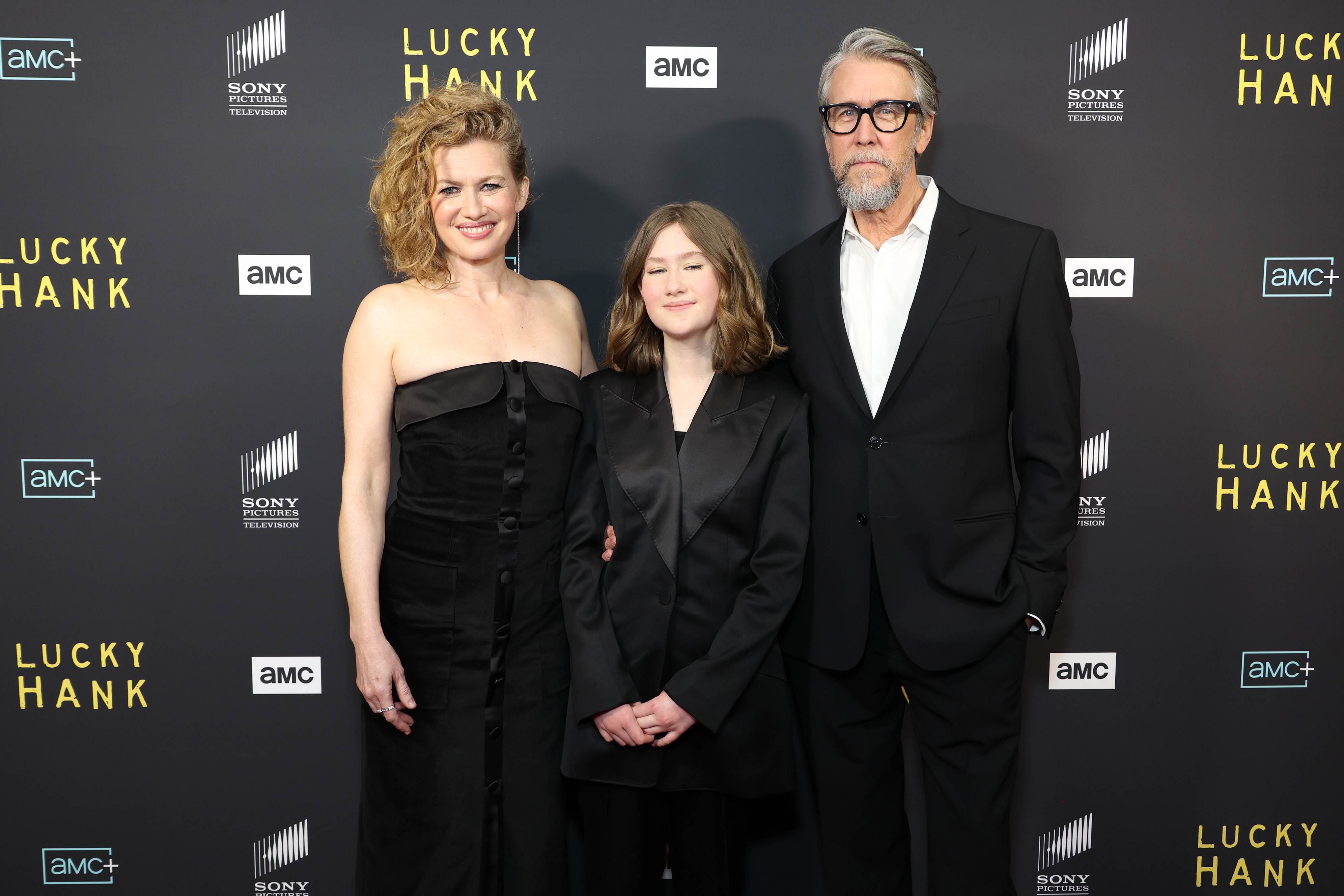 Mireille Enos, Vesper Ruck et Alan Ruck lors de la première à Los Angeles de l'émission "Lucky Hank" du réseau AMC à Beverly Hills à West Hollywood, Californie, le 15 mars 2023 | Source : Getty Images