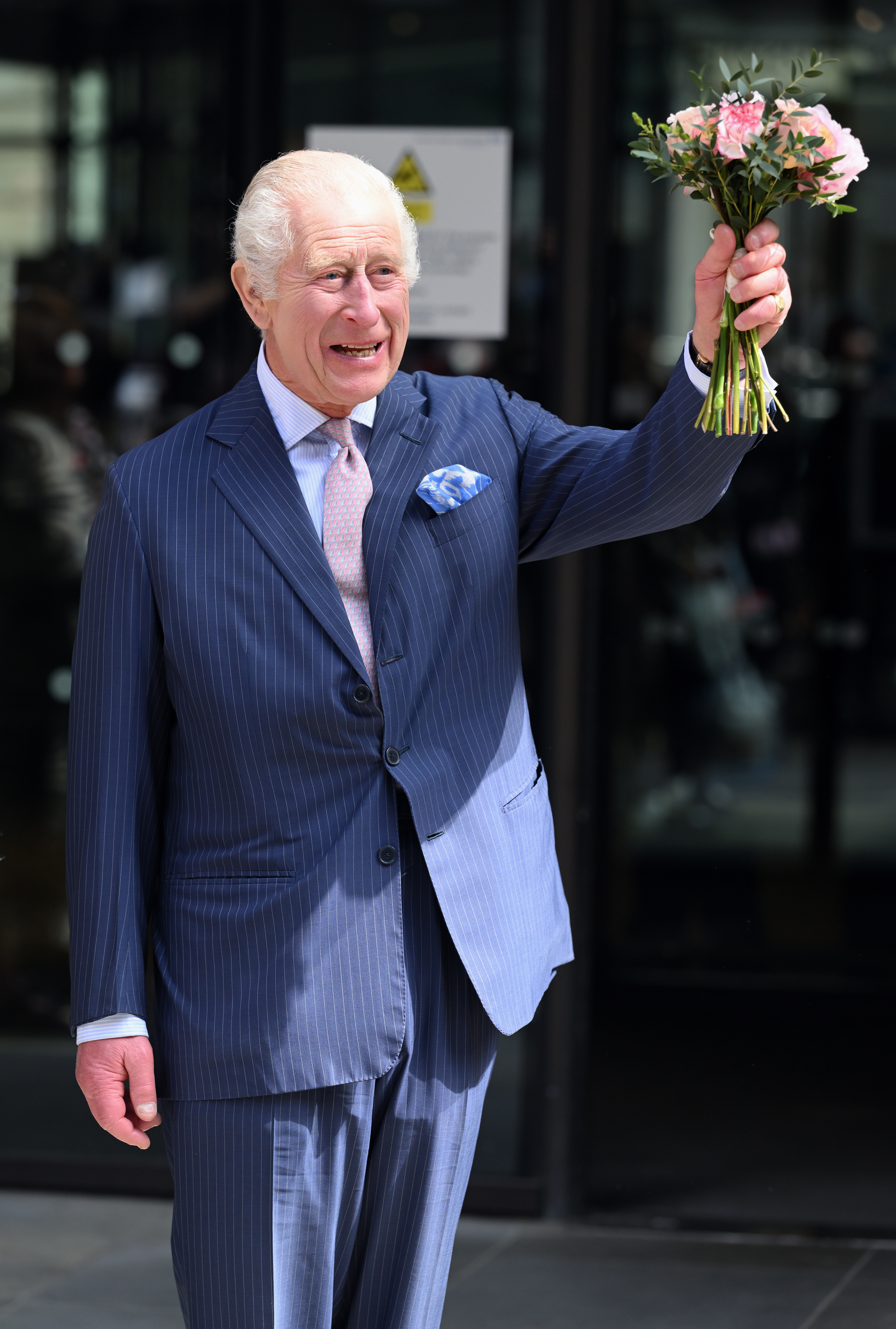 Le roi Charles III visite le centre de cancérologie Macmillan de l'University College Hospital le 30 avril 2024 à Londres, en Angleterre. | Source : Getty Images