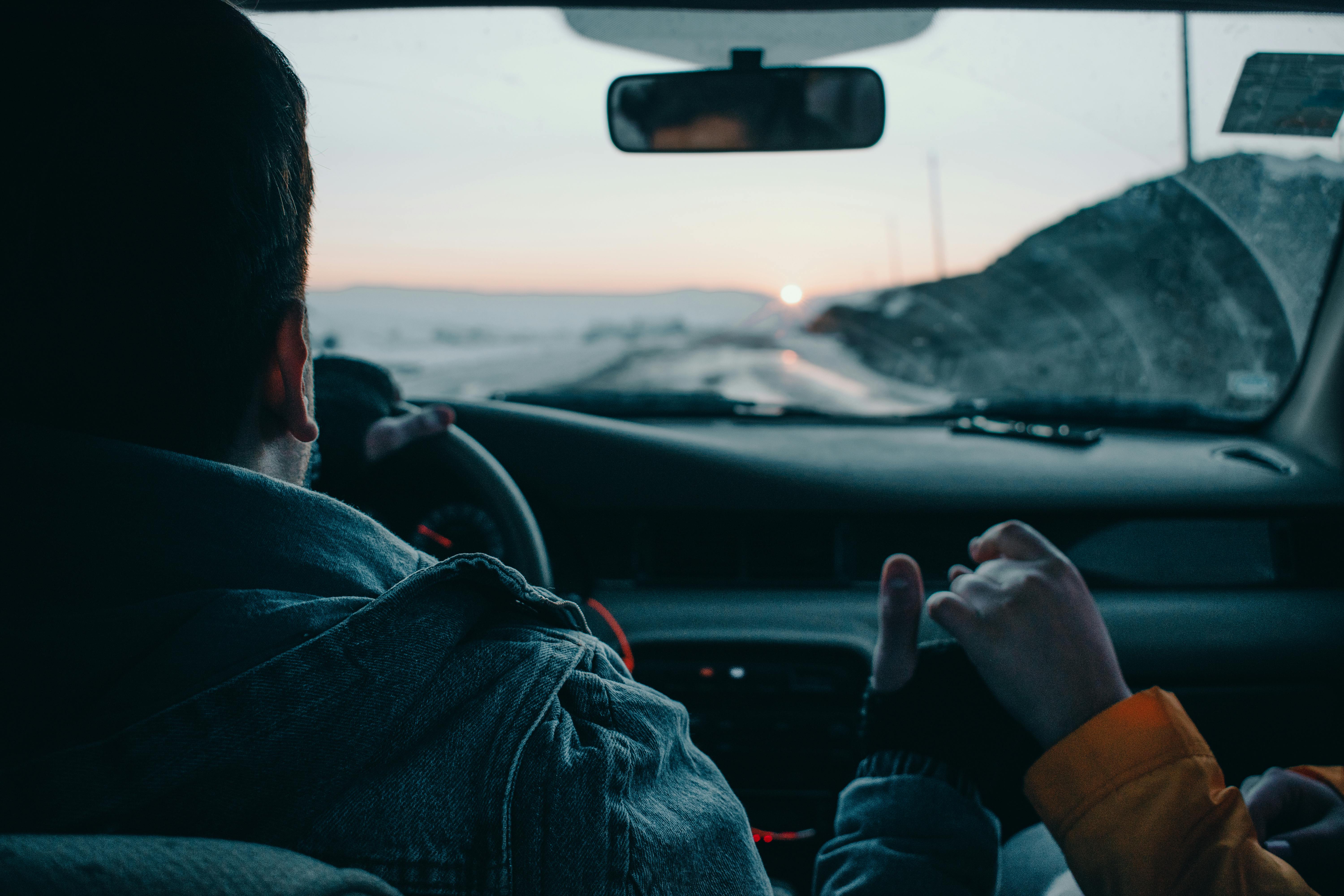 Un couple voyageant dans une voiture | Source : Pexels