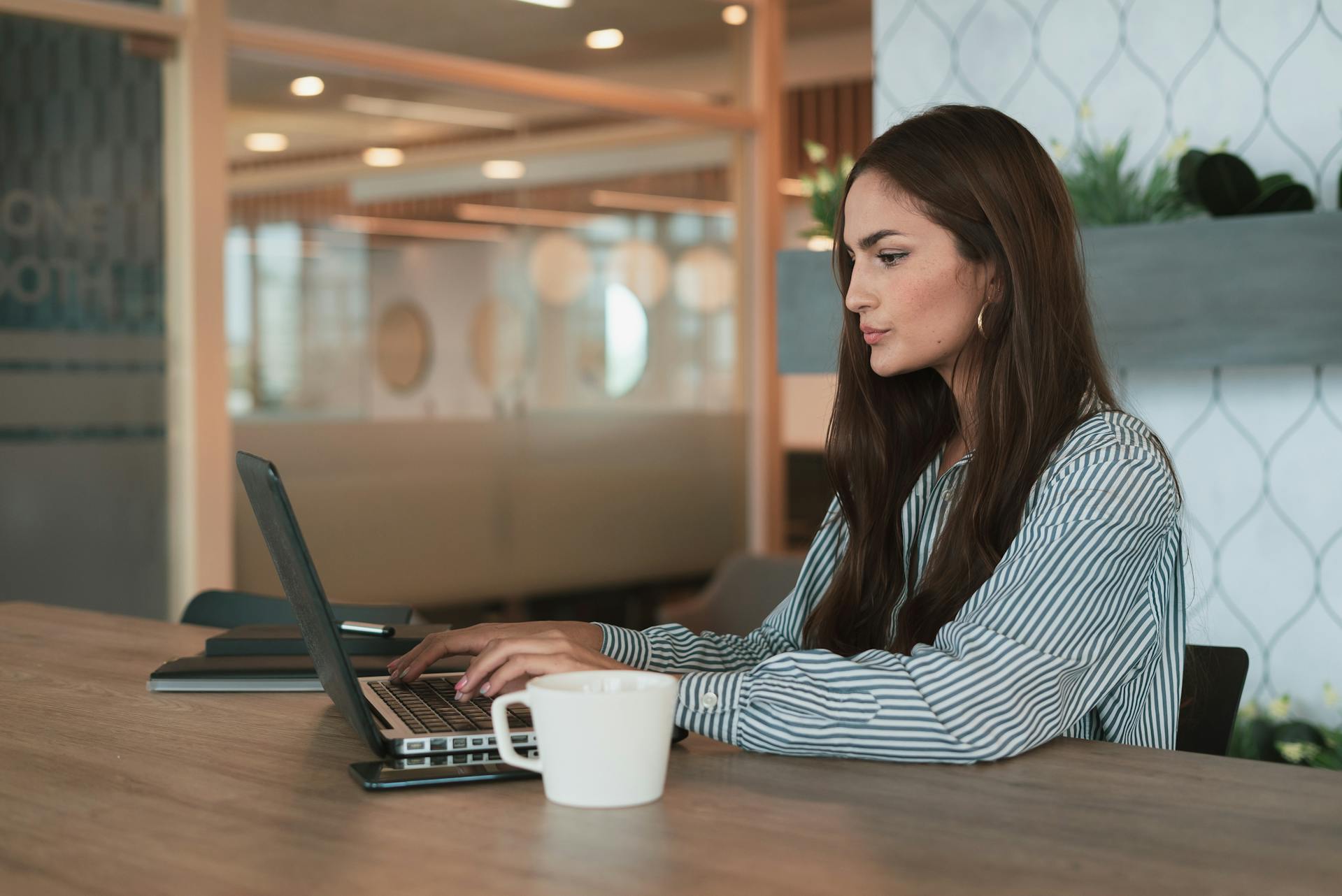 Une femme travaillant sur son ordinateur portable | Source : Pexels