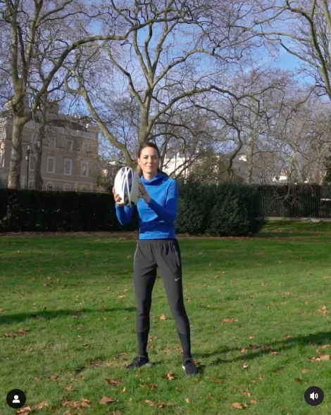 La princesse Catherine lançant un ballon de rugby à différents joueurs dans un montage vidéo, posté le 2 février 2022. | Source : Instagram/princeandprincessofwales