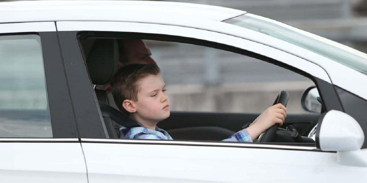 Enfant conduisant une voiture | Source : Shutterstock