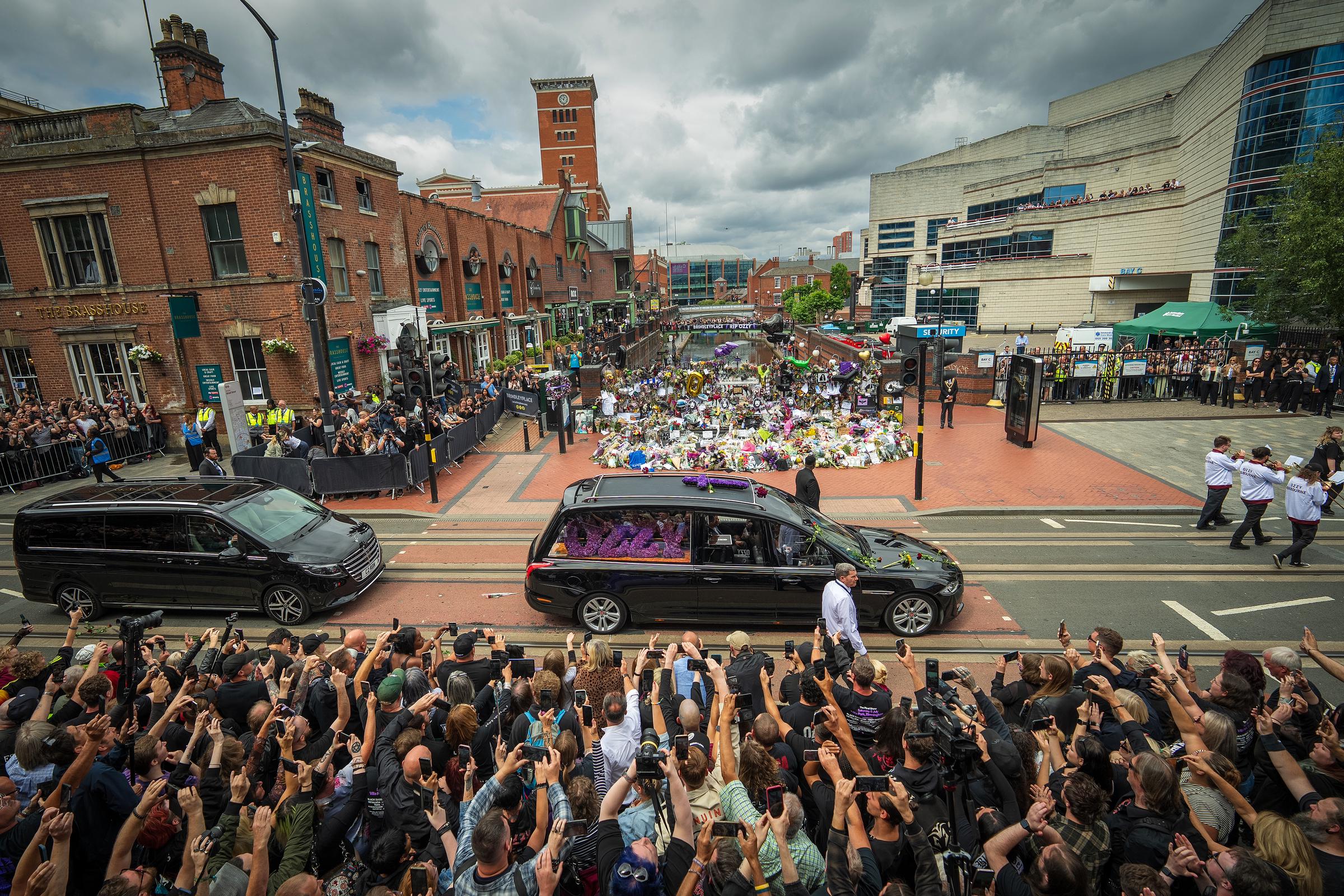 Le cortège funèbre d'Ozzy Osbourne devant le banc de Black Sabbath le 30 juillet 2025 à Birmingham, Angleterre | Source : Getty Images