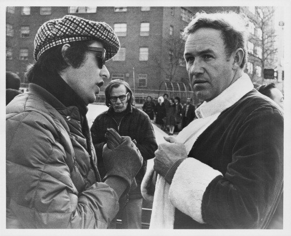 Gene Hackman et le réalisateur William Friedkin, sur le tournage du film "The French Connection", 1971. | Photo : Getty Images