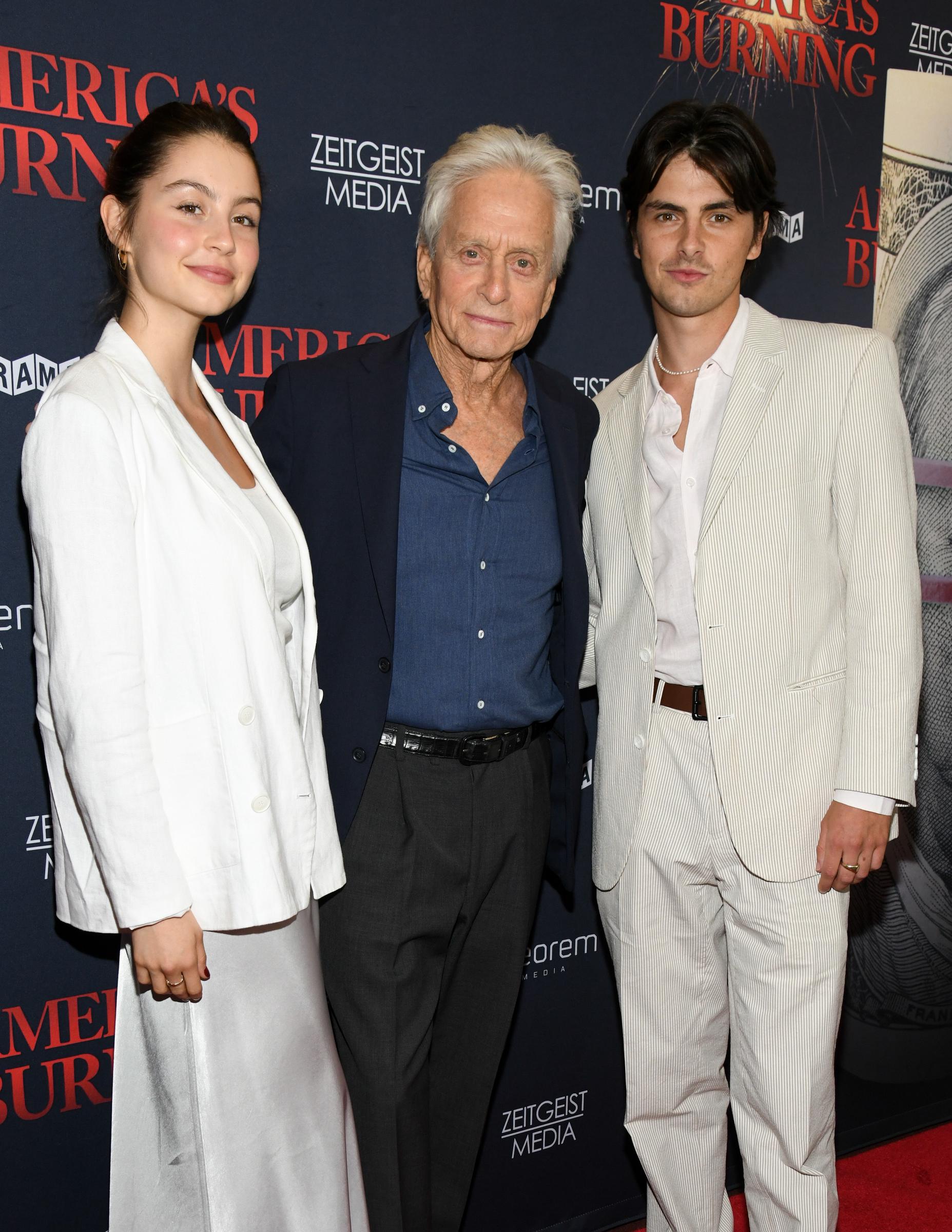 Carys, Michael et Dylan Douglas lors de la première de "America's Burning" organisée au théâtre DGA de New York le 10 juillet 2024 à New York | Source : Getty Images