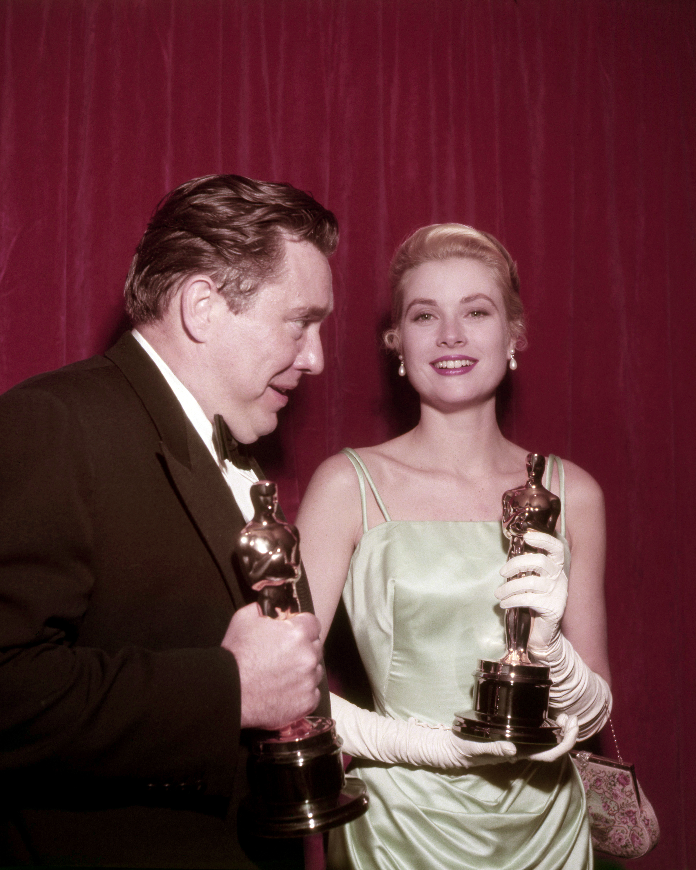 Grace Kelly avec l'acteur américain Edmond O'Brien après avoir remporté l'Oscar de la meilleure actrice lors de la 27e cérémonie des Oscars en 1955. | Source : Getty Images