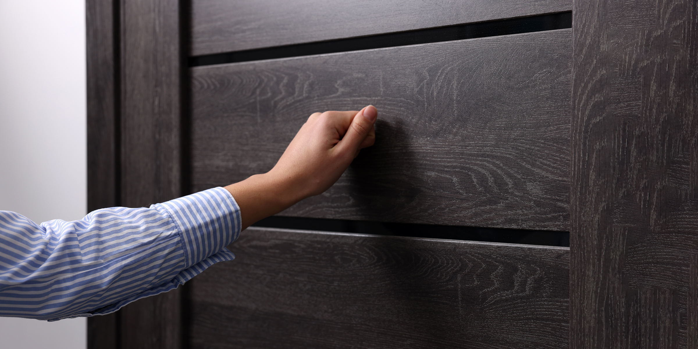 Une femme qui frappe à une porte d'entrée | Source : Shutterstock